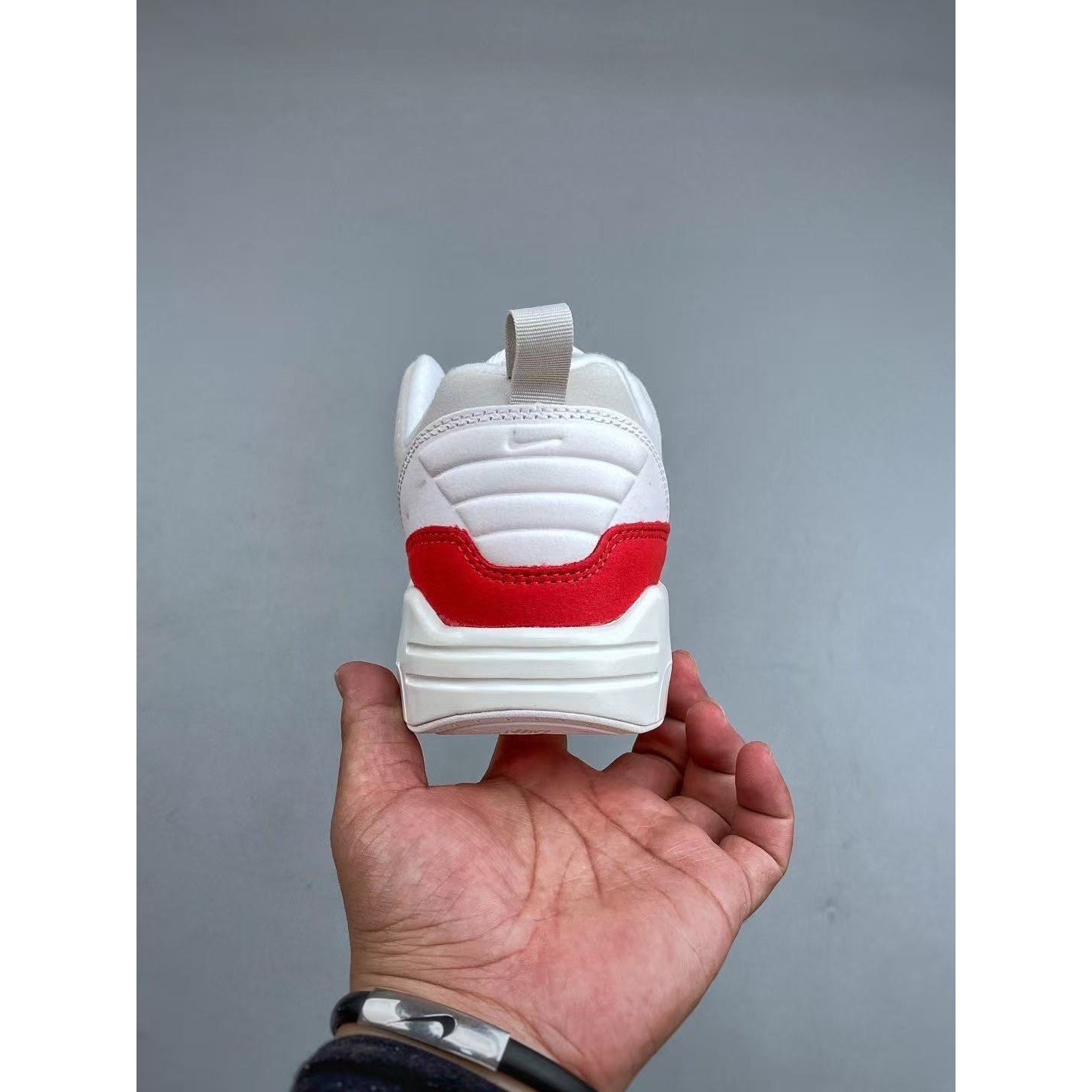 <p>NIKE AIR MAX 气垫复古跑步鞋(白紅)</p>