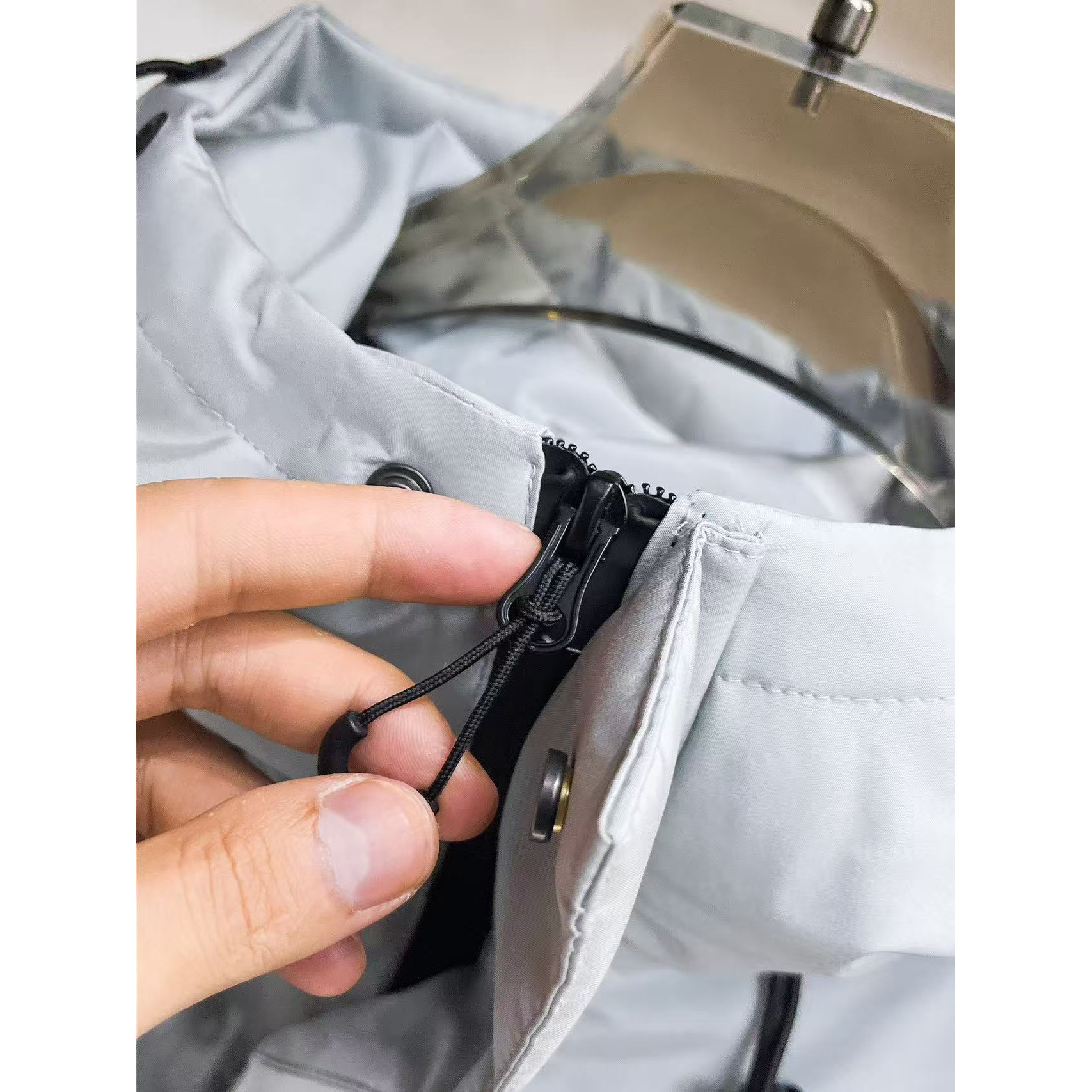 <p>Arc'teryx 秋冬新款羽绒服(灰白)</p>
