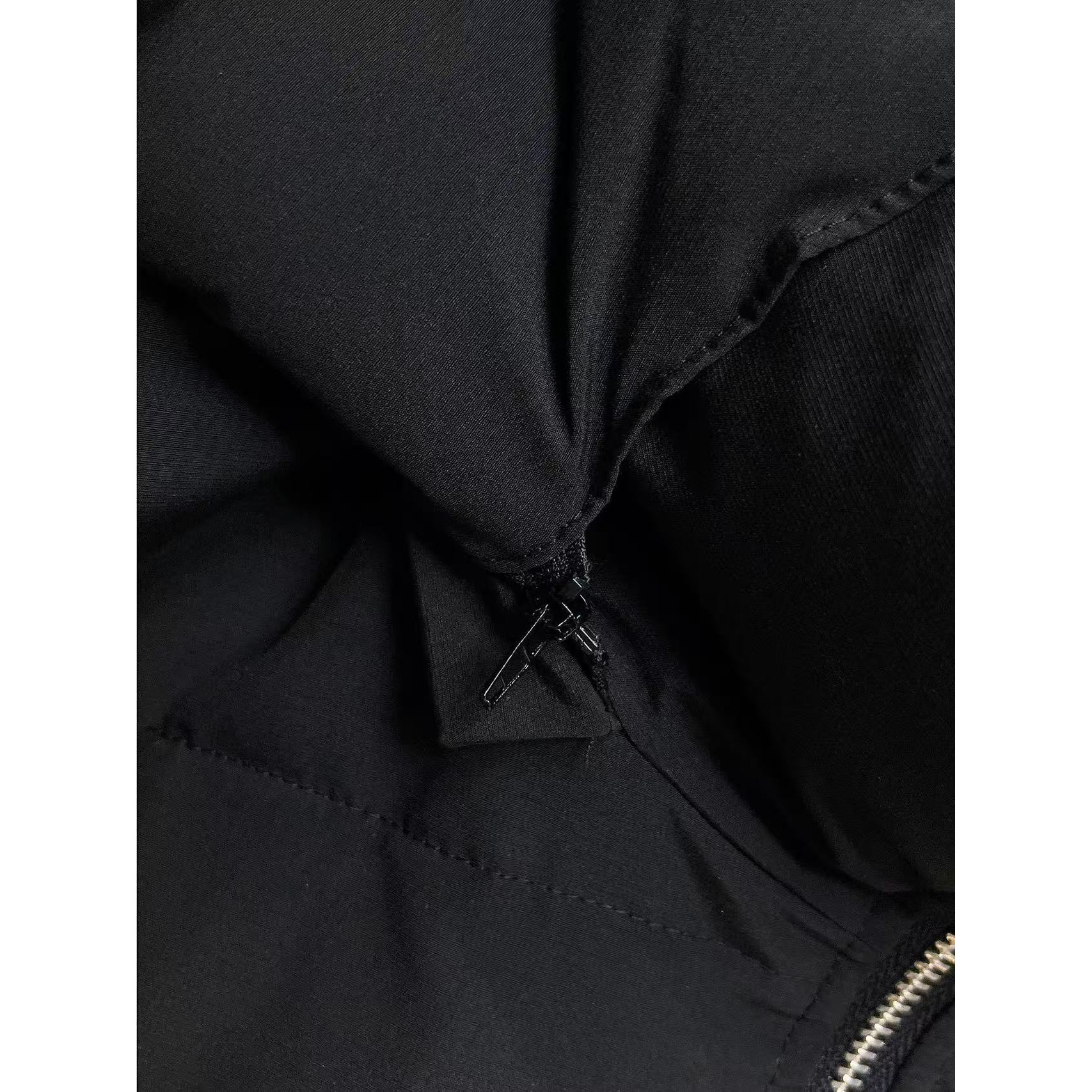 <p>PRADA 秋冬新款羽绒服(黑)</p>