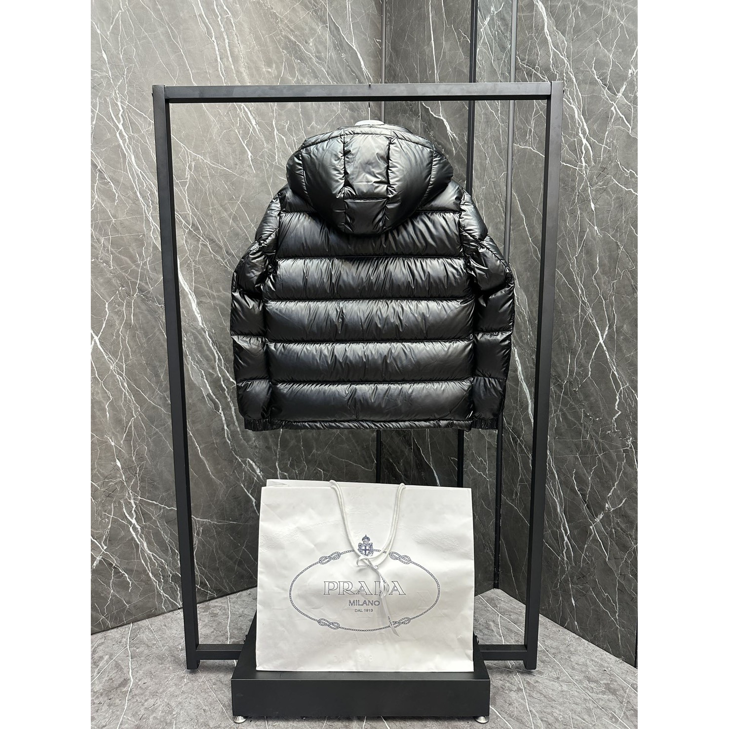 <p>PRADA 新款羽绒服(黑)</p>