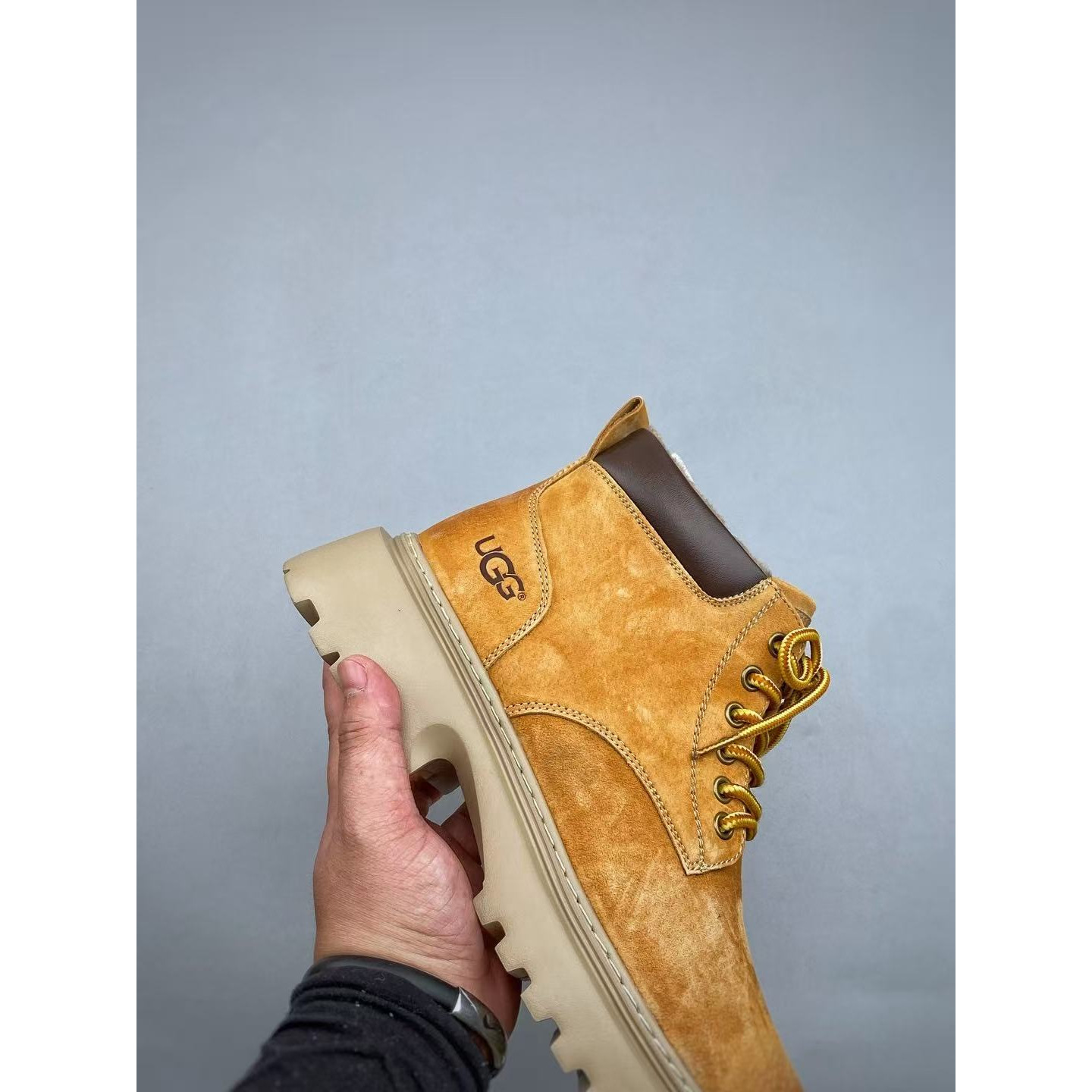 <p>UGG 休闲马丁靴</p>