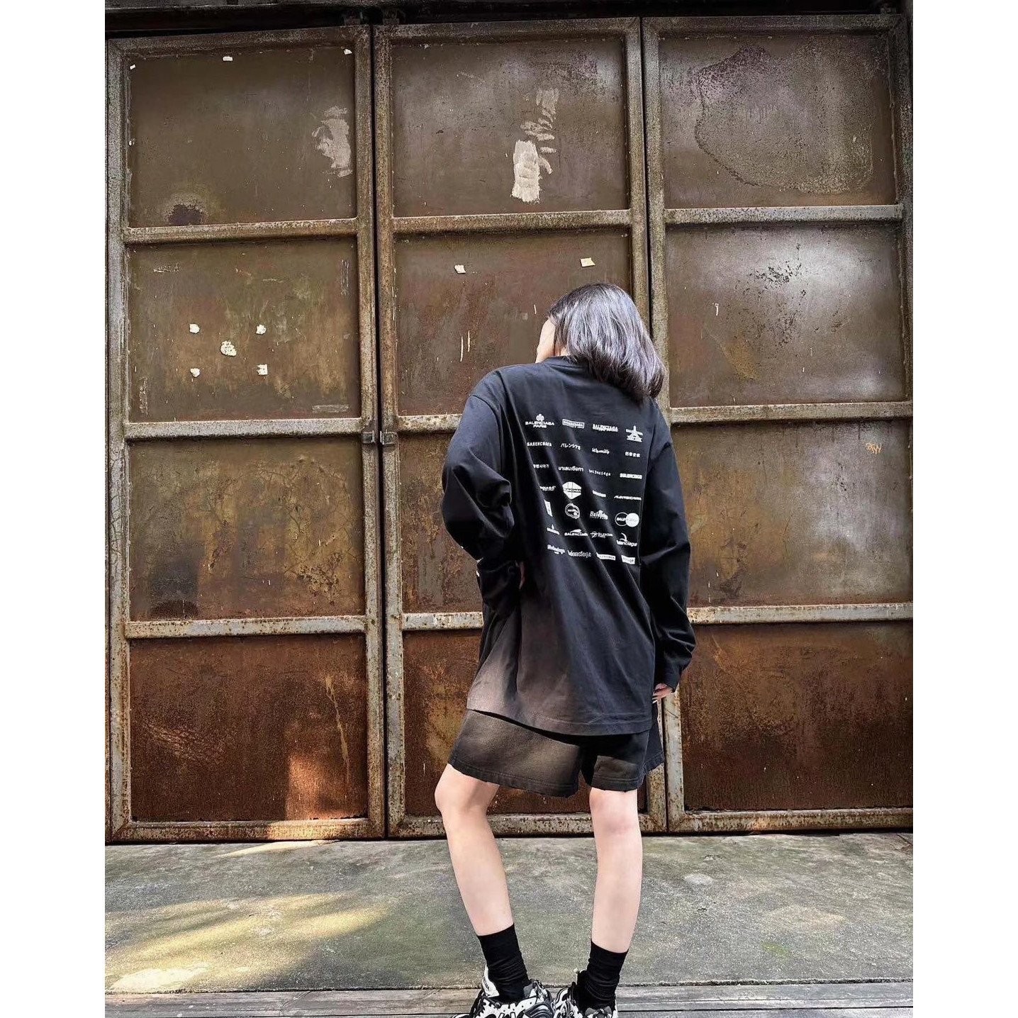 <p>BALENCIAGA logo印花长袖(黑)</p>