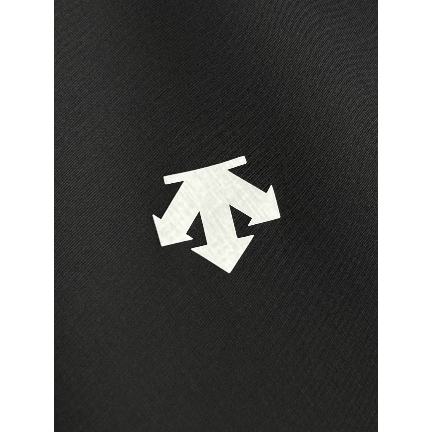 <p>Descente 软壳加薄绒冲锋衣(黑)</p>