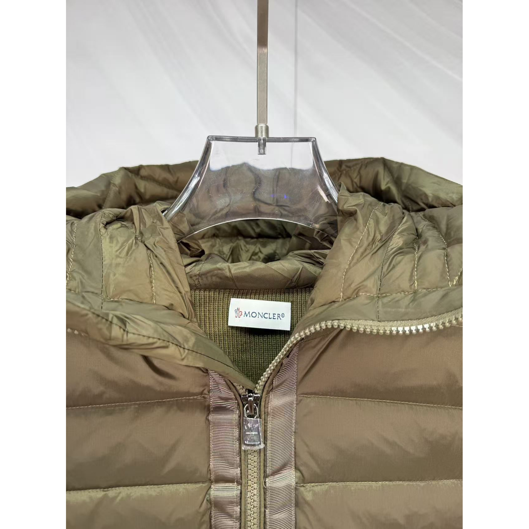 <p>Moncler 羊毛连帽针织男士羽绒服(綠)</p>