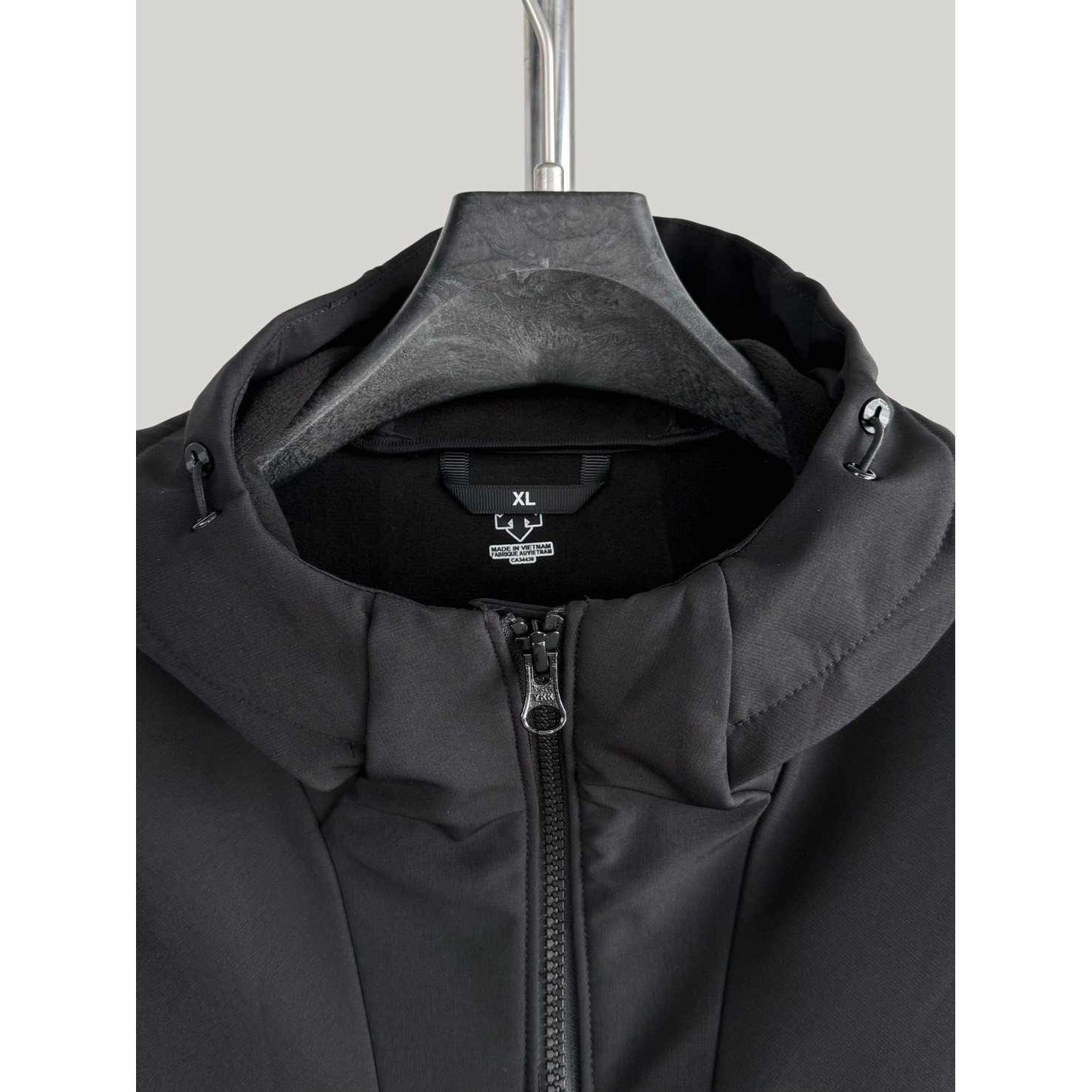 <p>Descente 软壳加薄绒冲锋衣(黑)</p>