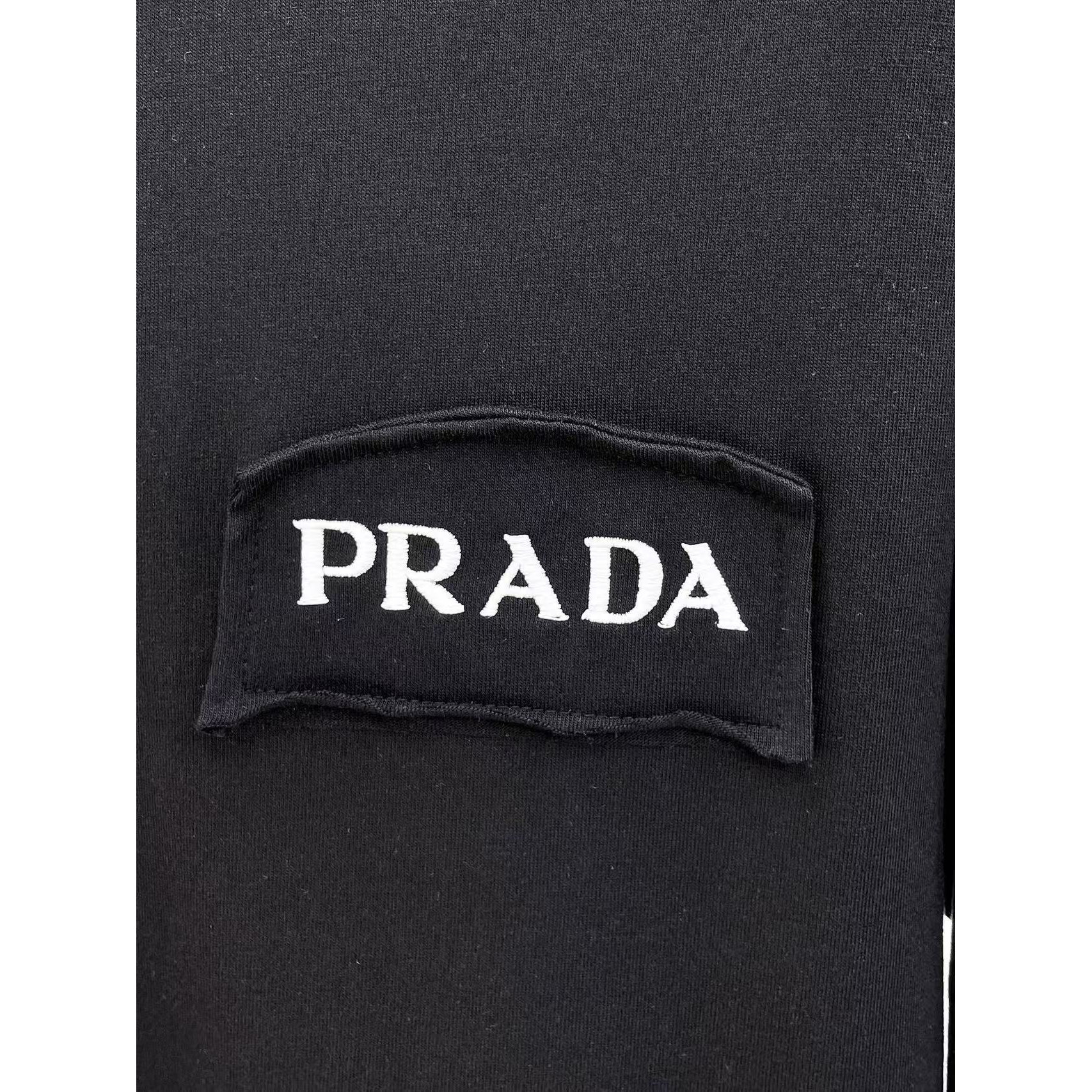 <p>PRADA&nbsp;专柜新款短袖T恤(黑)</p>