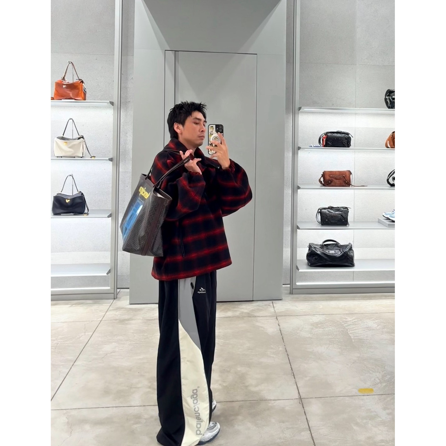 <p>Balenciaga BODIES拼色休闲运动冲锋裤</p>