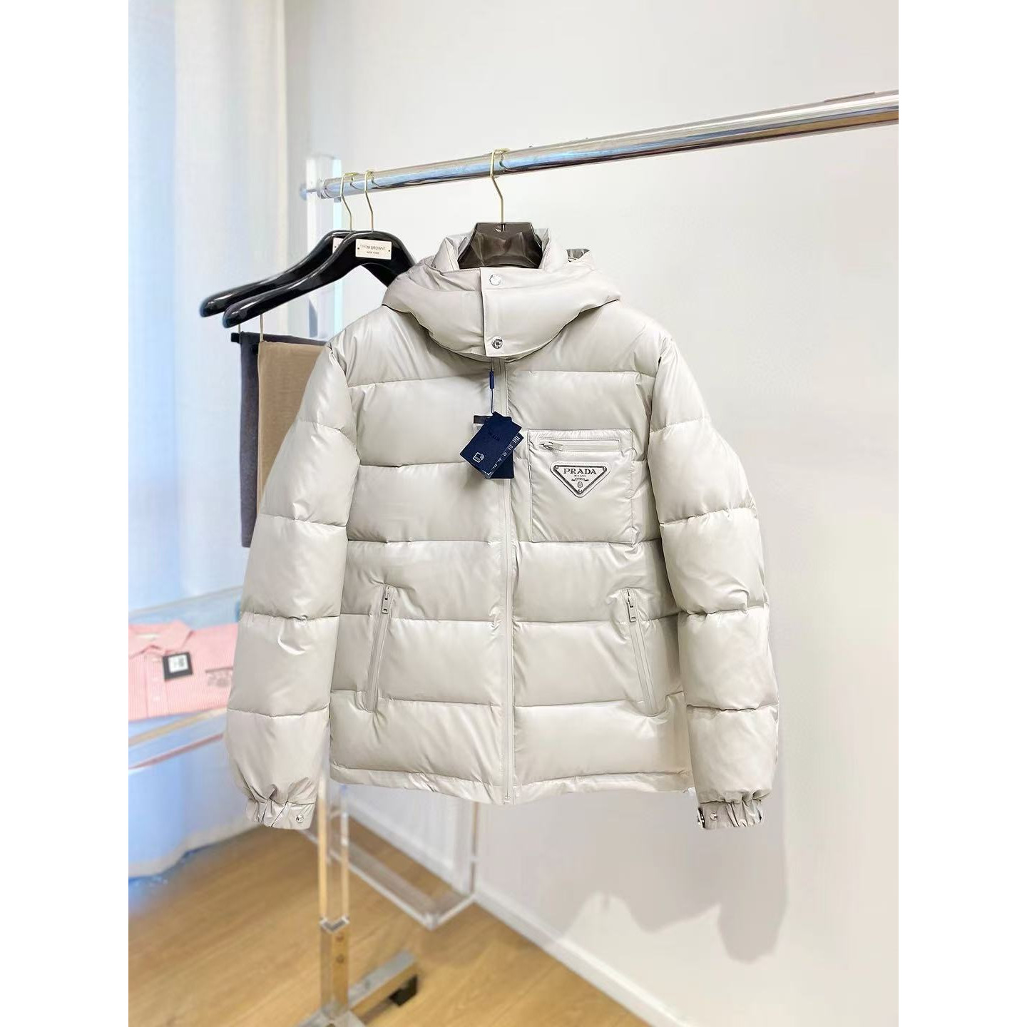 <p>PRADA 秋冬新款羽绒服(白)</p>