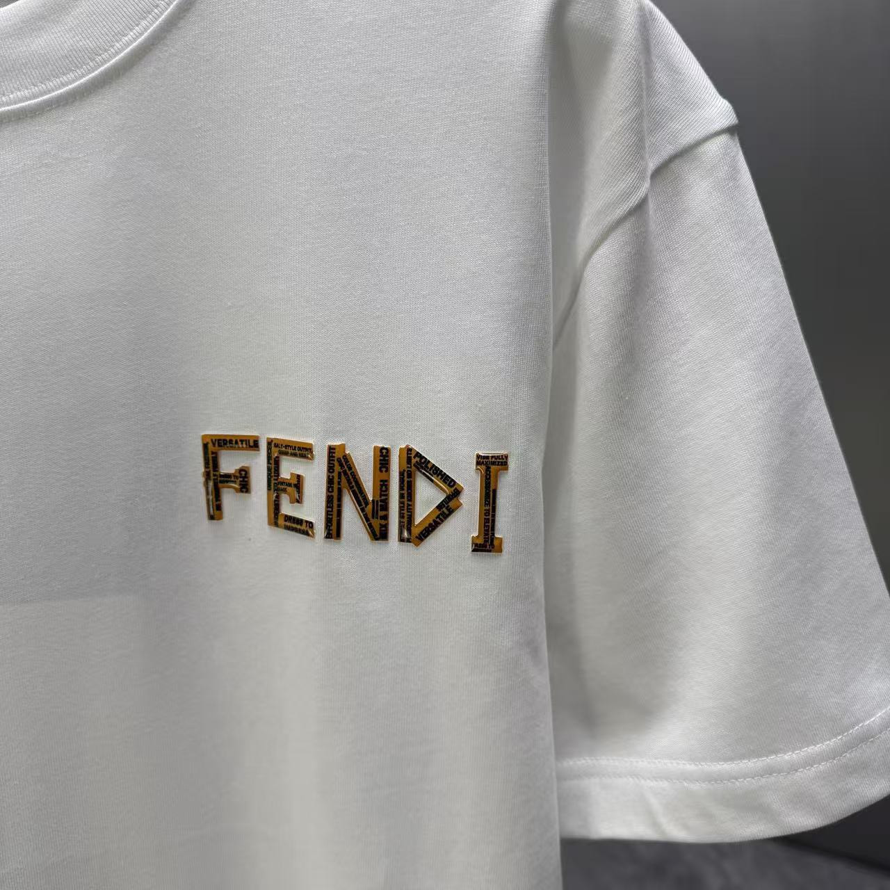<p>FENDI 短袖T恤(白)</p>