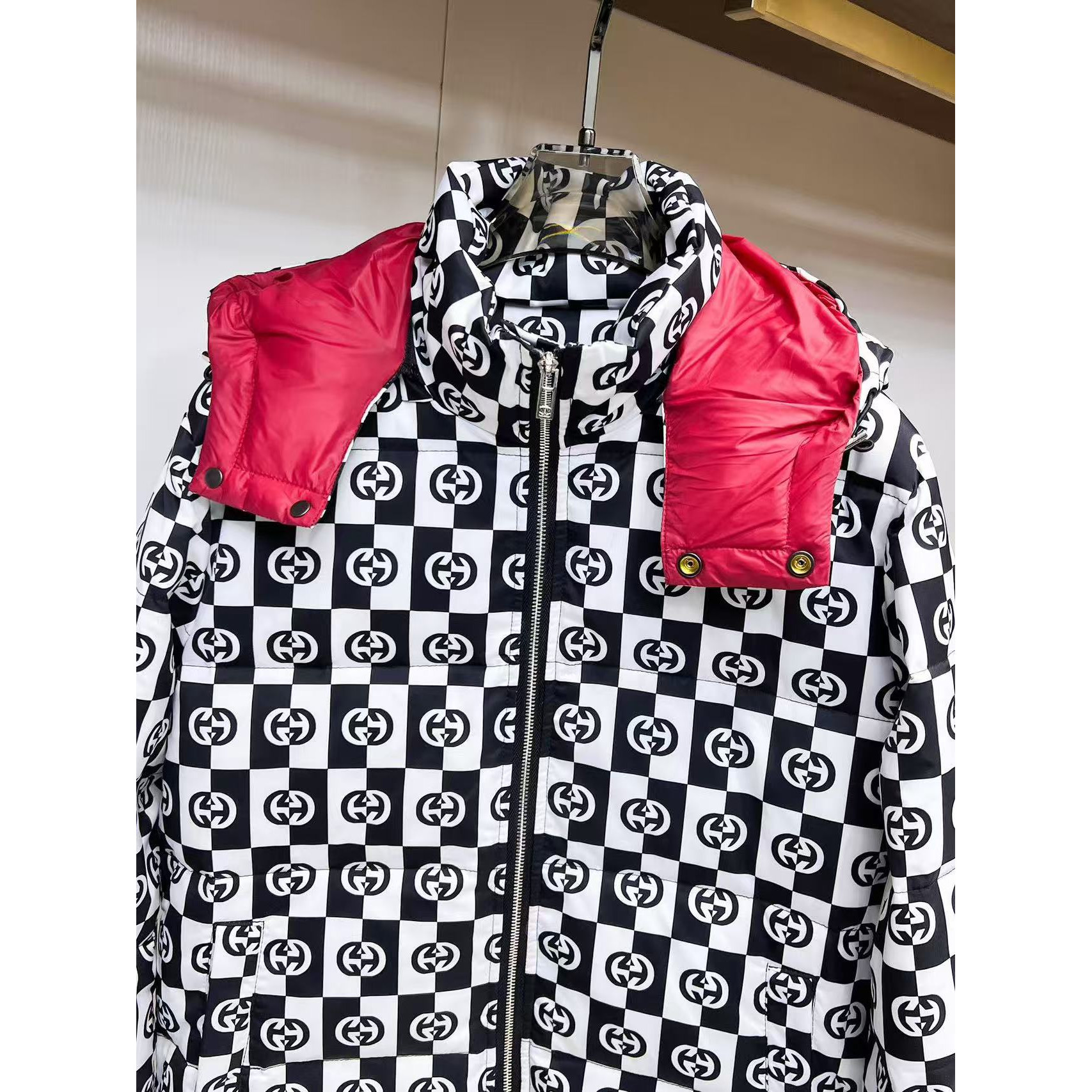 <p>GUCCI 秋冬新款羽绒服(黑)</p>