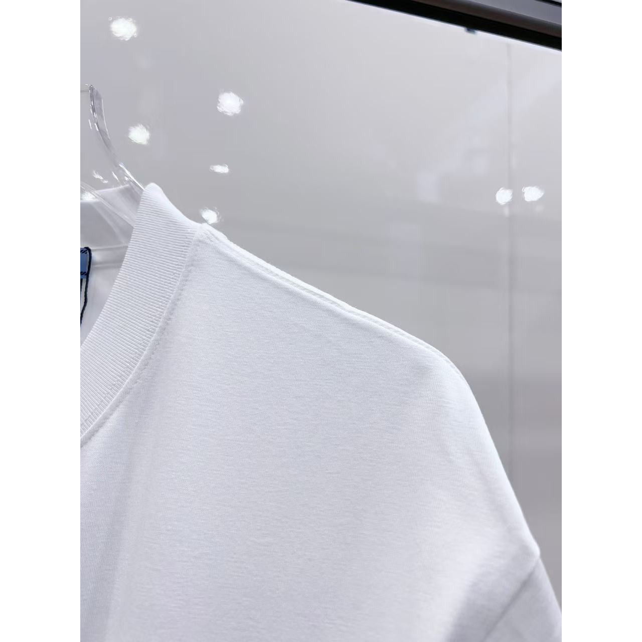 <p>Prada 经典三角标短袖(白)</p>