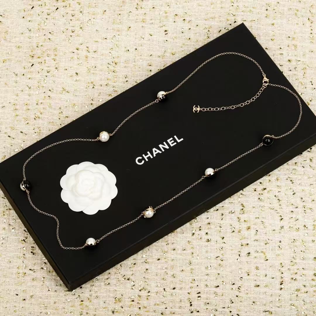 <p>CHANEL&nbsp;黑白拼色珍珠毛衣链</p>