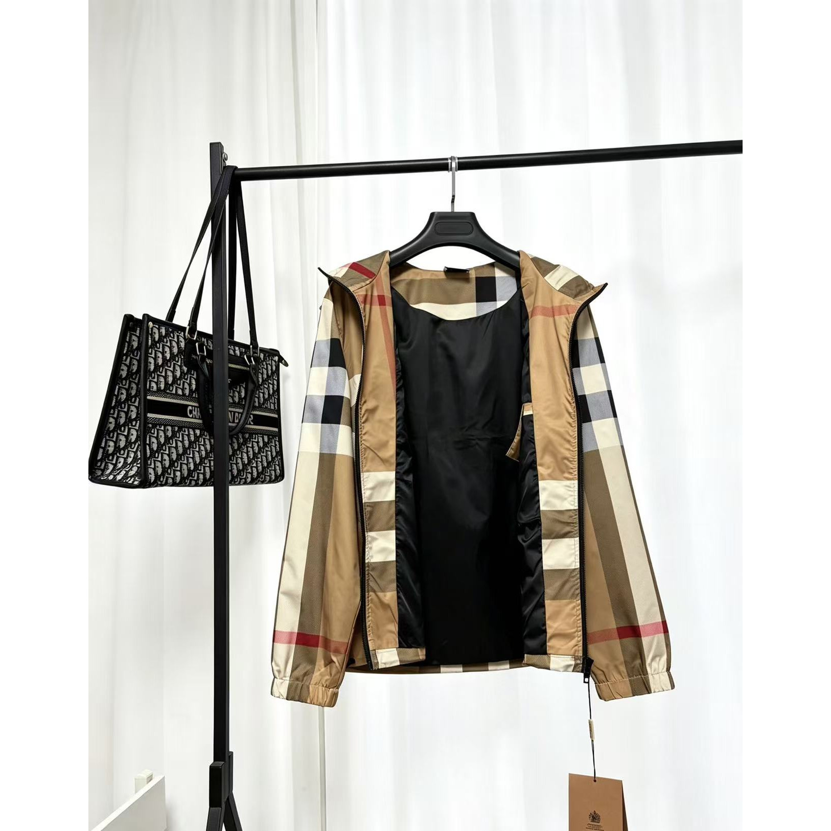 <p>Burberry 夹克外套(卡其)</p>