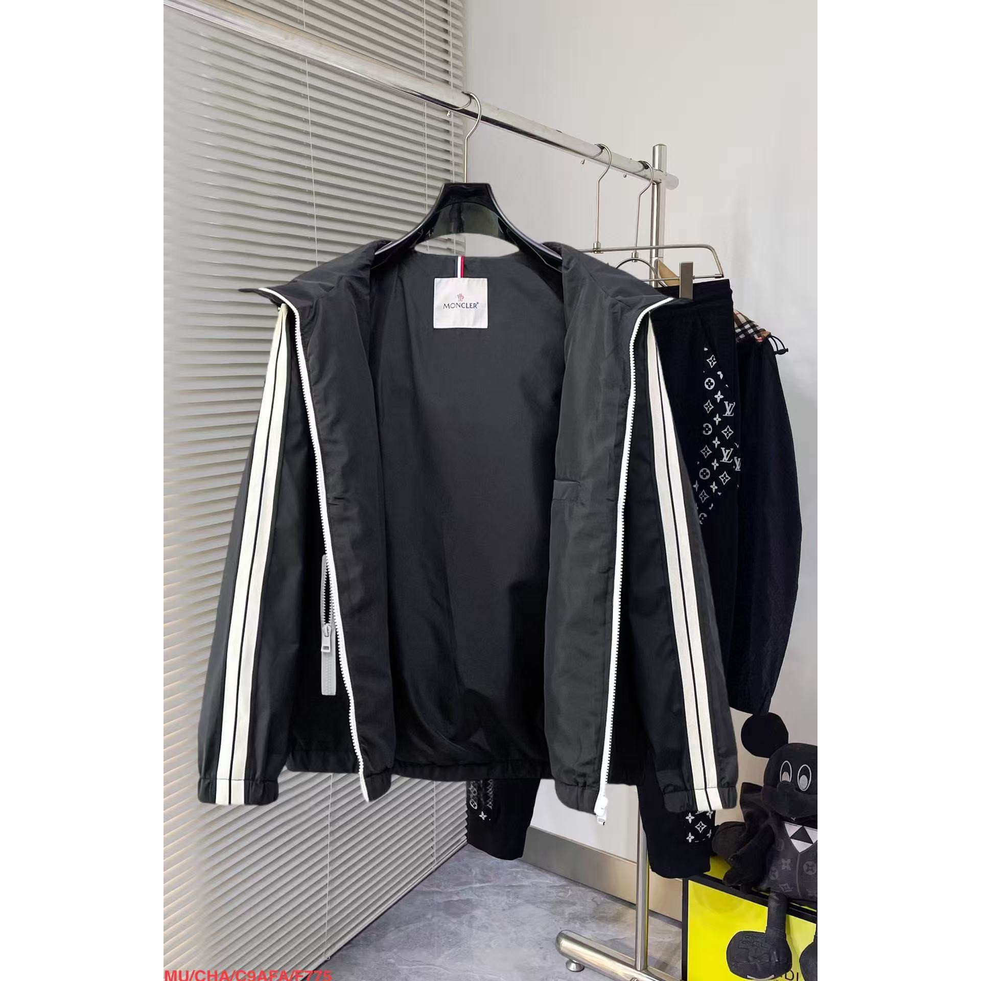 <p>MONCLER 时尚休闲夹克外套(黑)</p>