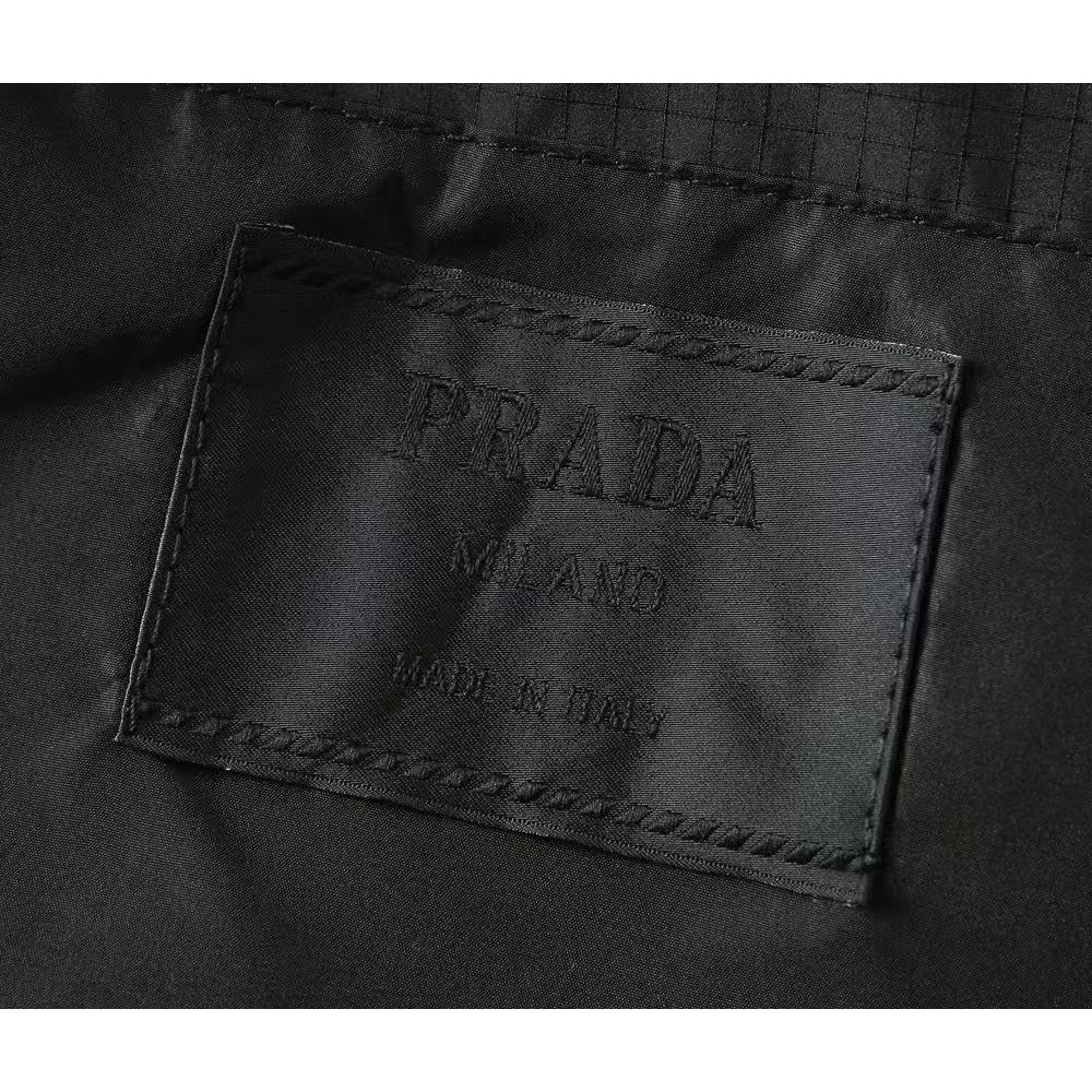 <p>PRADA&nbsp;男士夹克外套(800871)</p>