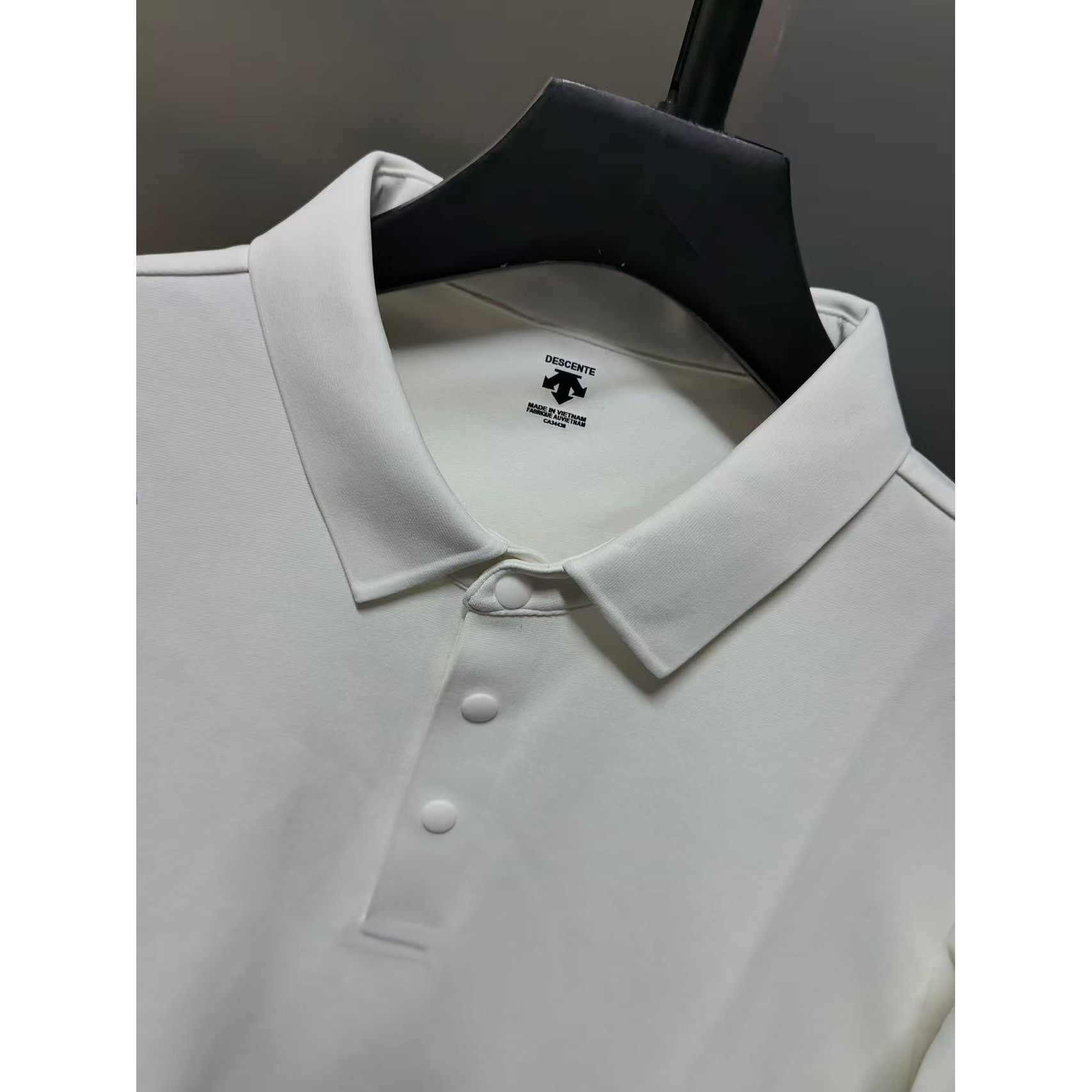 <p>Descente 翻领长袖打底(米白)</p>