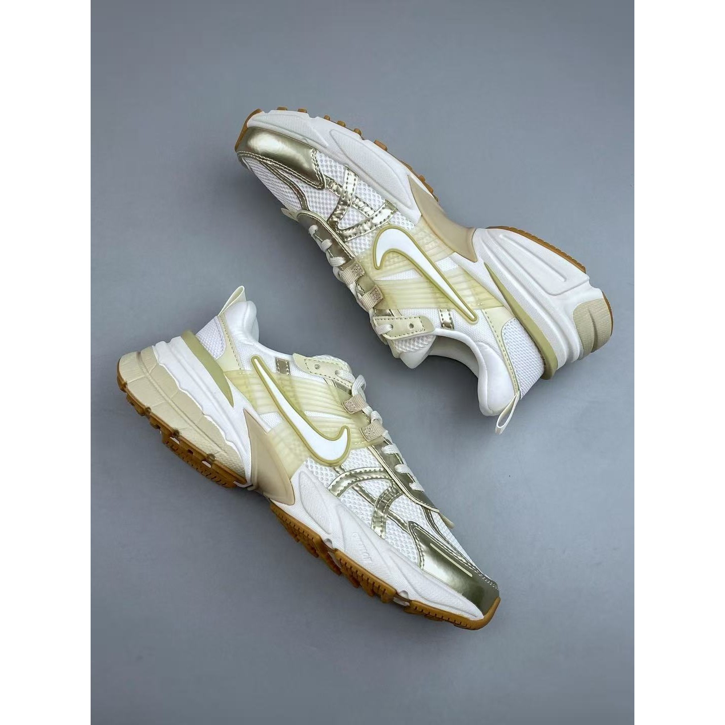 <p>Nike V2K Run 低帮跑步鞋(白色金色)</p>