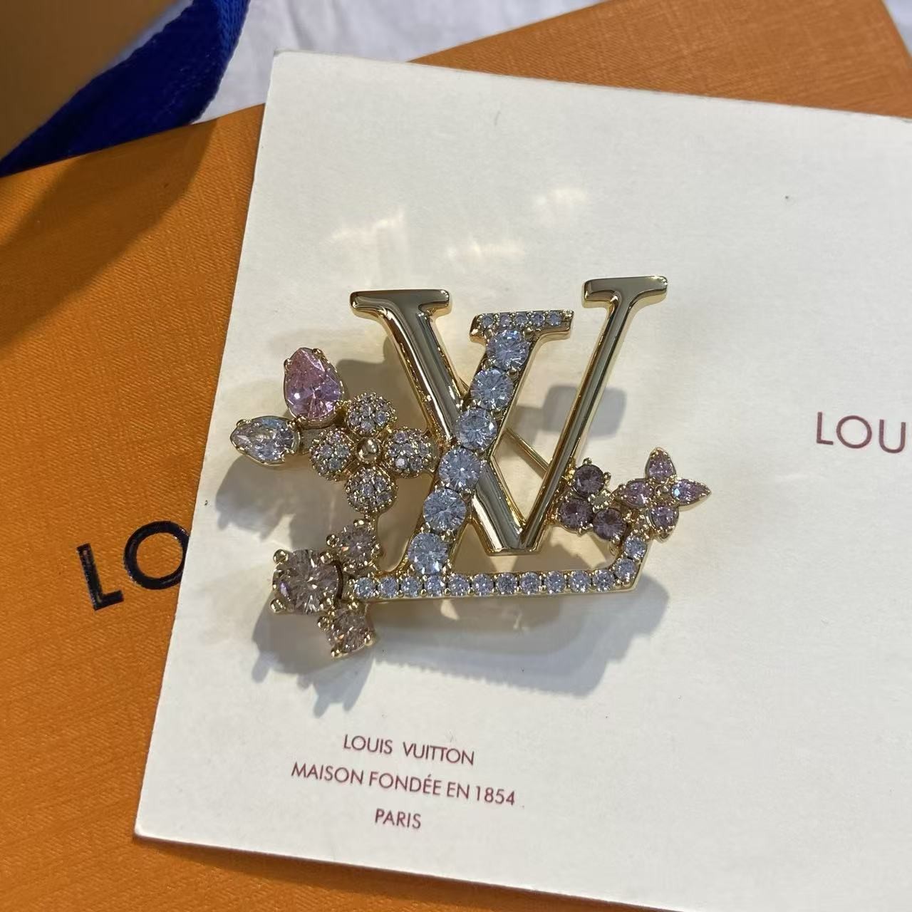 <p>LV 限定花卉胸针</p>