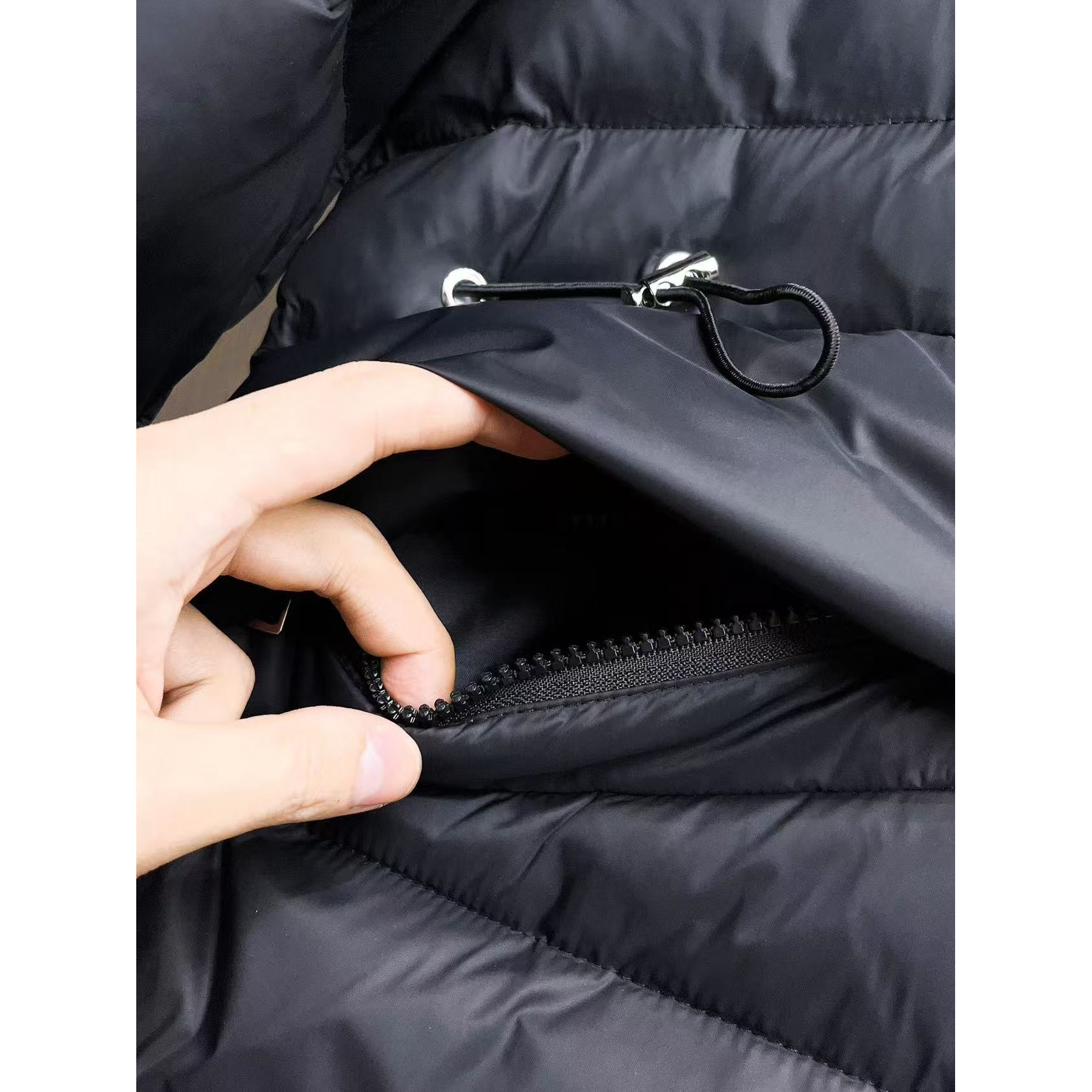 <p>MONCLER 秋冬新款羽绒服(藏青)</p>