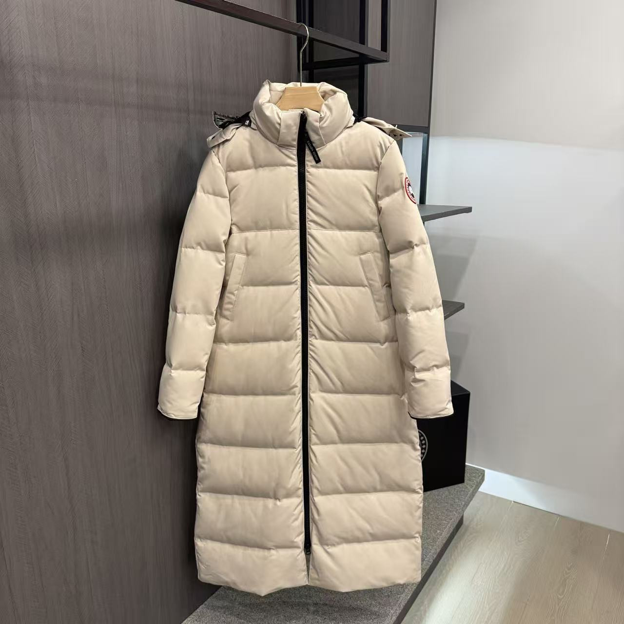 <p>Canada Goose 可拆卸兜帽全長款羽绒服(卡其)</p>