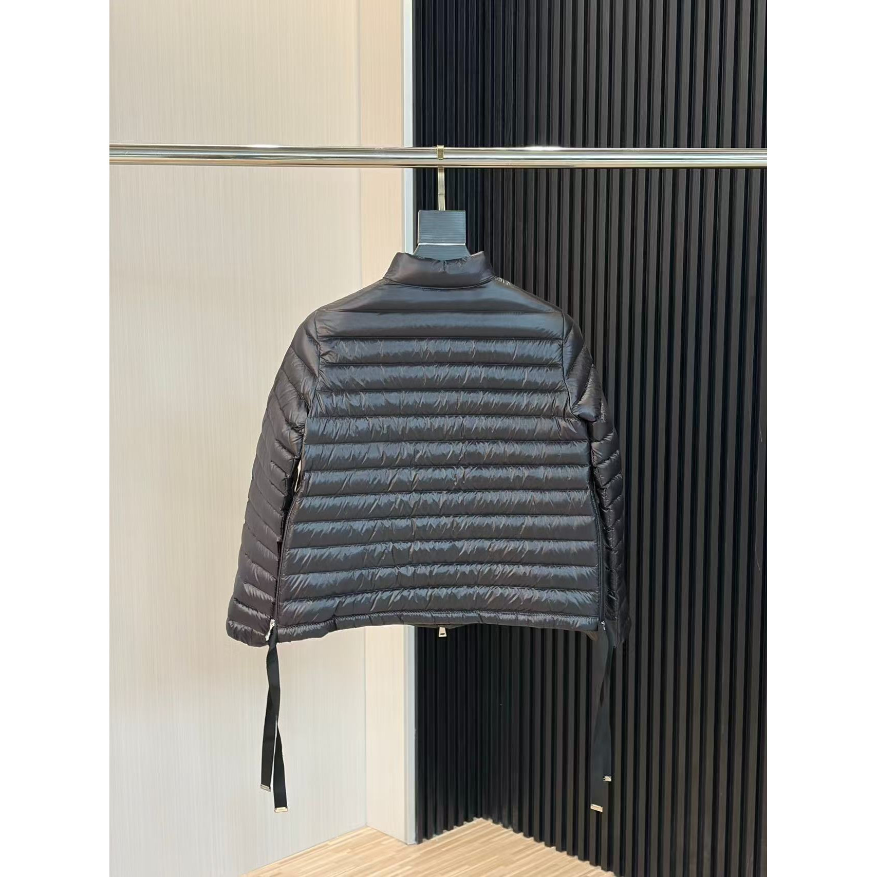 <p>MONCLER Aza系列羽绒服(黑)</p>
