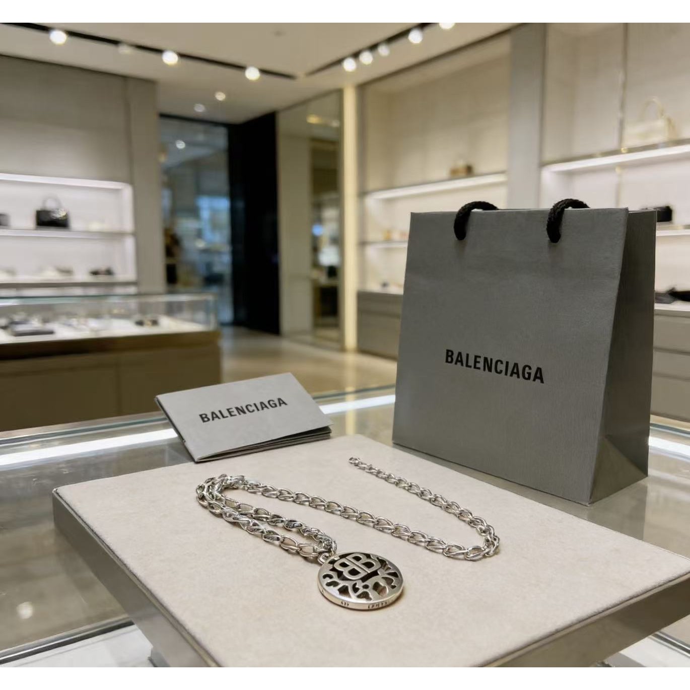 <p>Balenciaga 项链</p>