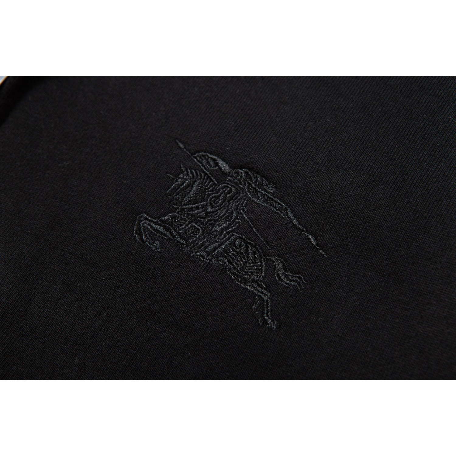 <p>Burberry 战马logo绣花连帽开衫卫衣(黑)</p>