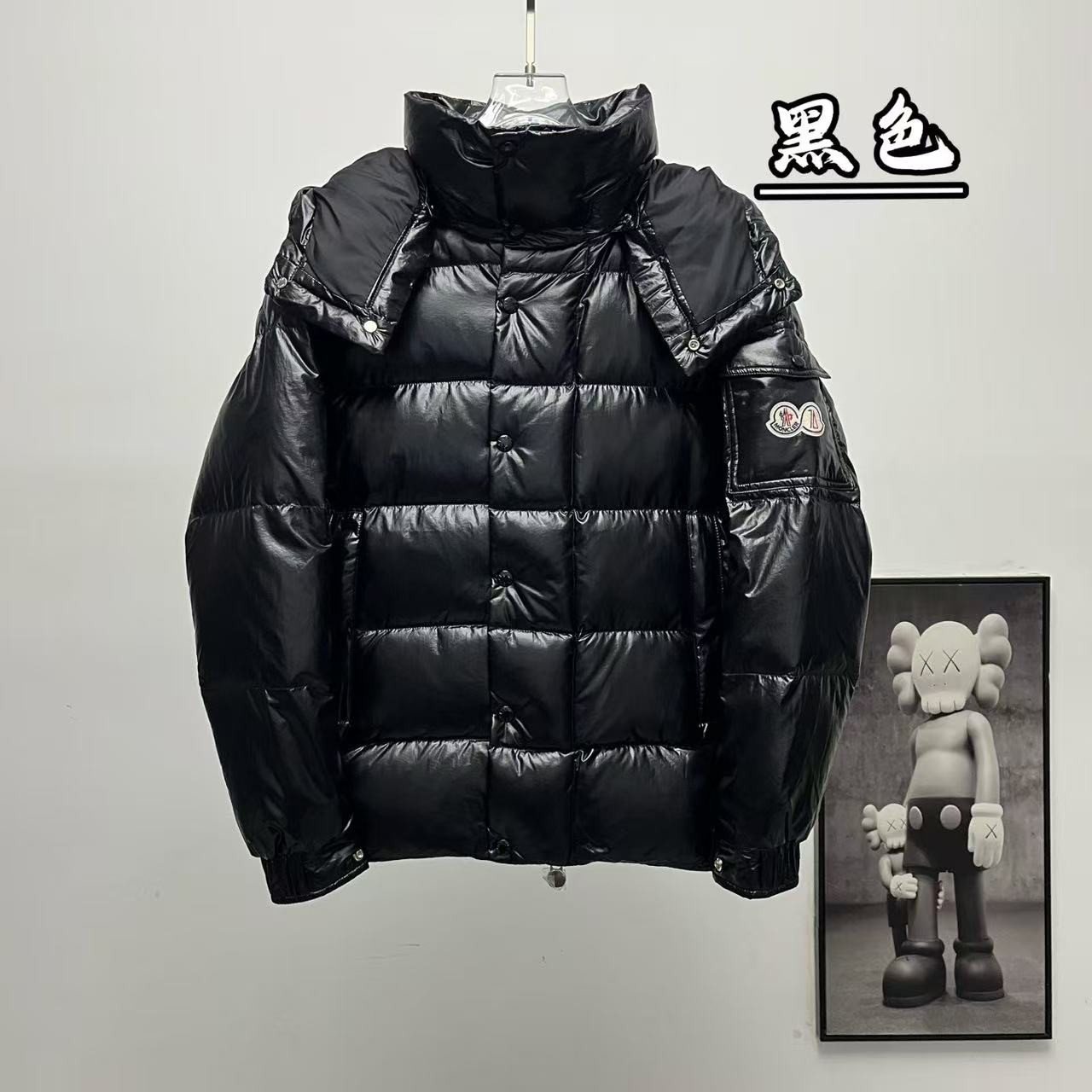 <p>Moncler 70周年双标连帽羽绒服(黑)</p>
