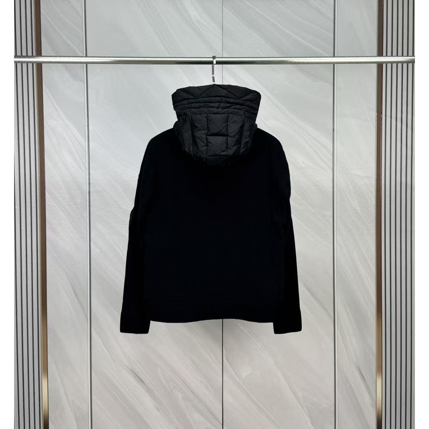 <p>Moncler 羊毛连帽针织男士羽绒服(黑)</p>