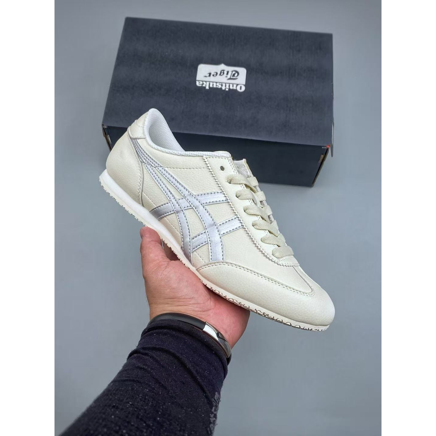 <p>Onitsuka Tiger 低帮板鞋(黑色/銀色)</p>