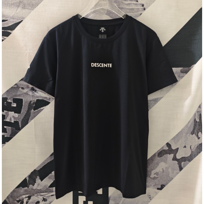 <p>DESCENTE 短袖T恤(黑)</p>