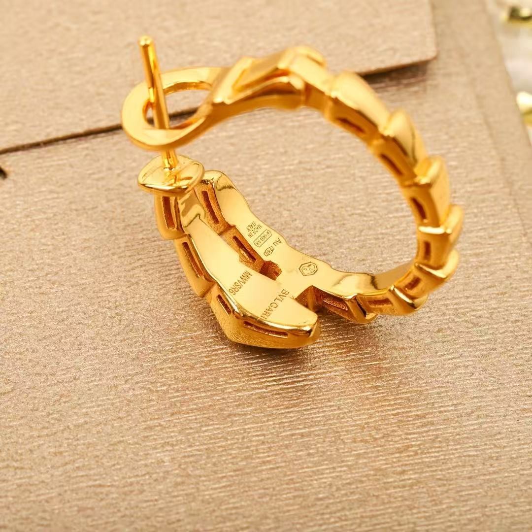 <p>BVLGARI&nbsp;蛇形耳扣</p>
