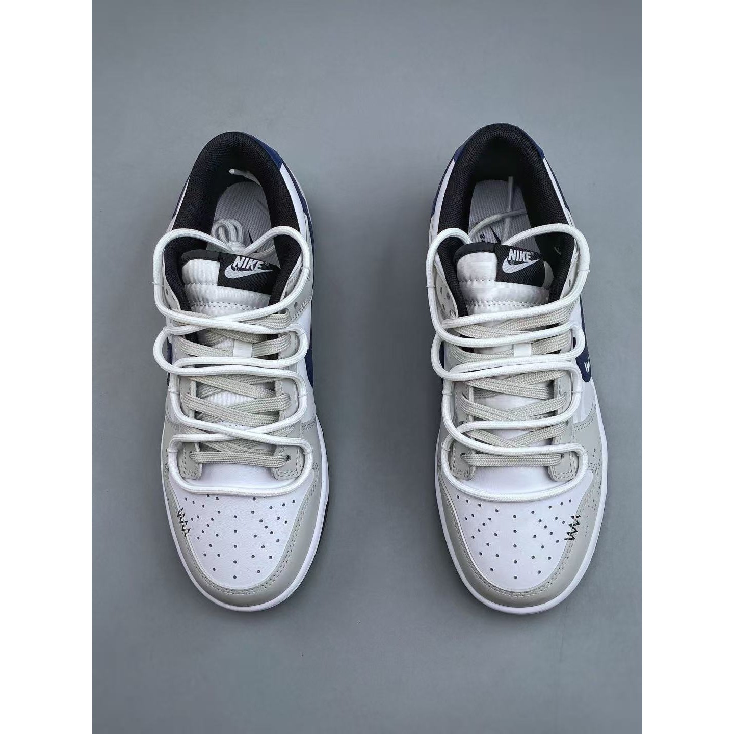 <p>NIKE DUNK LOW RETRO 联名款低帮休闲运动板鞋(白灰藍)</p>