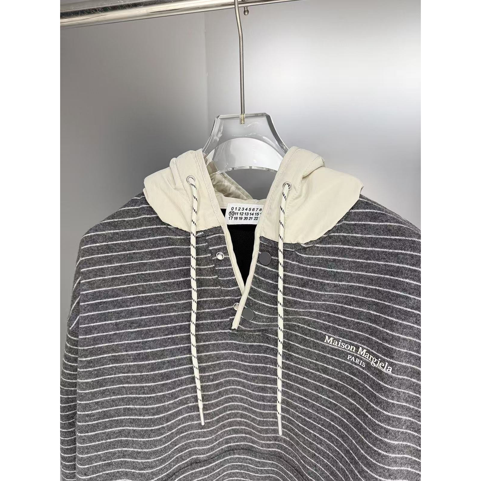<p>Maison Margiela 撞色条纹加绒连帽卫衣(黑)</p>