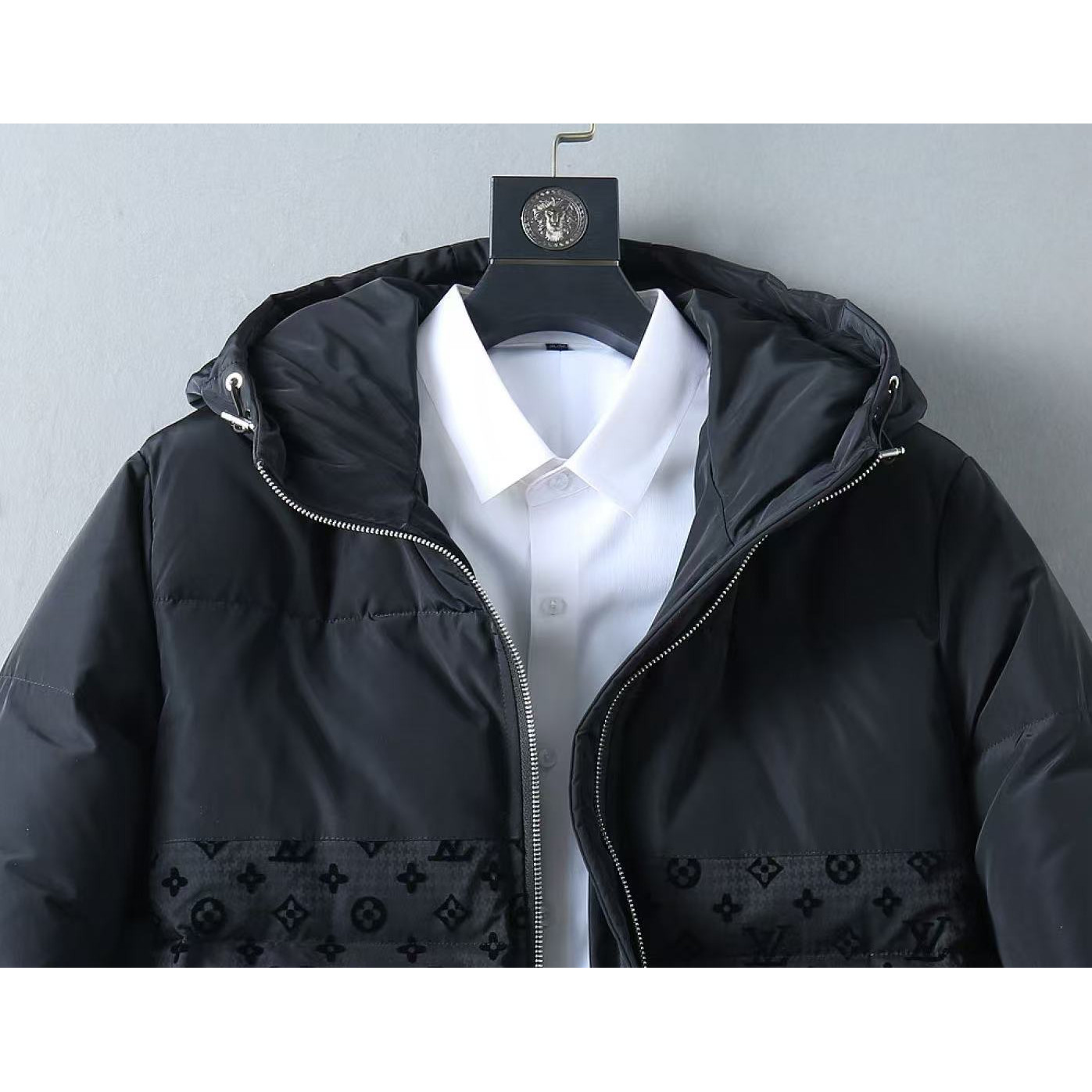 <p>LV 新款羽绒服(黑)</p>