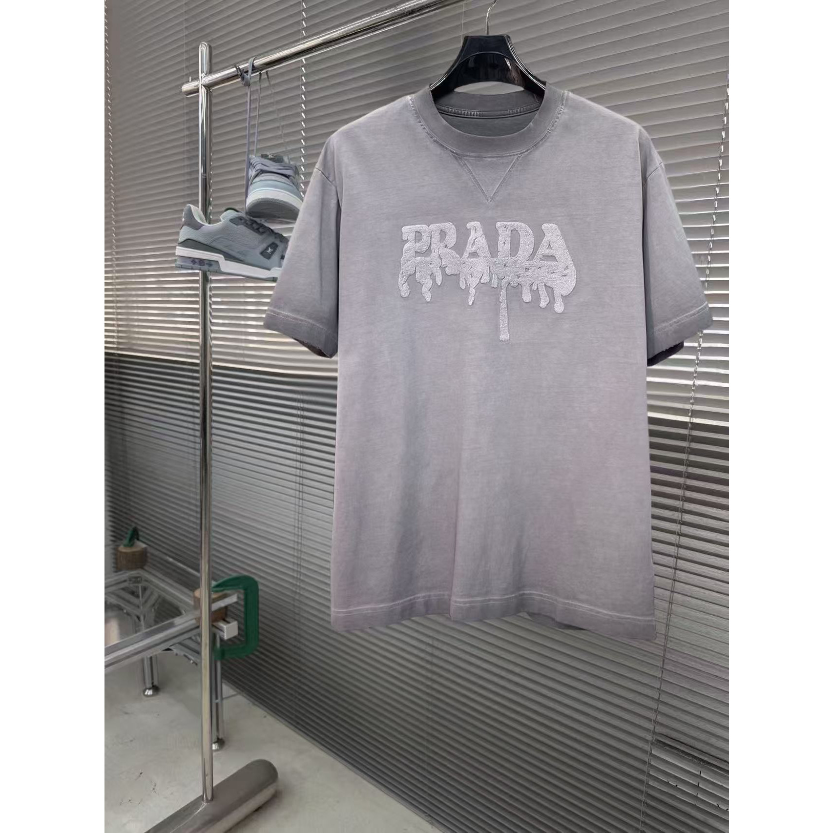 <p>PRADA&nbsp;专柜新款短袖T恤(洗水紫)</p>