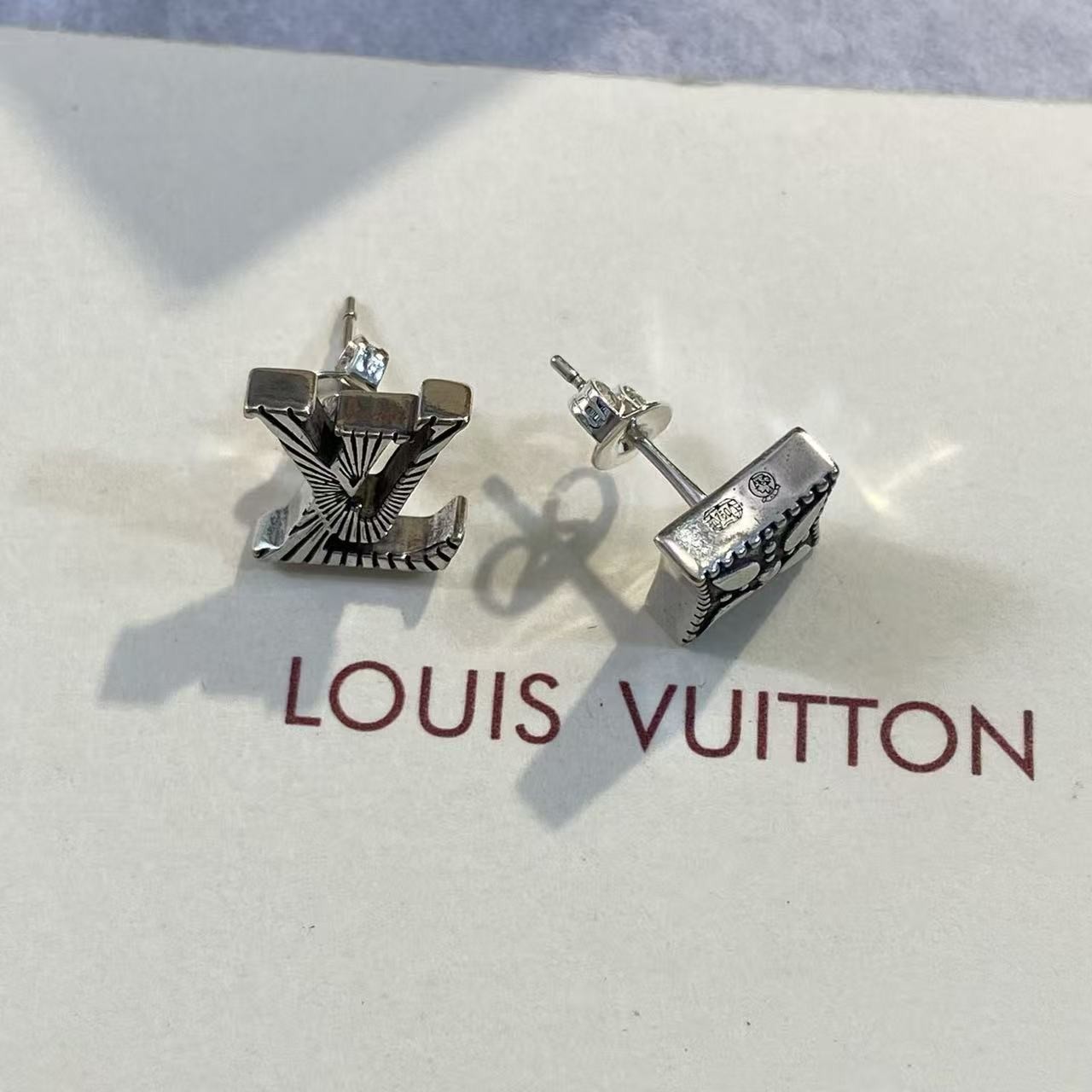 <p>LV&nbsp;浮雕花卉古银色耳钉</p>