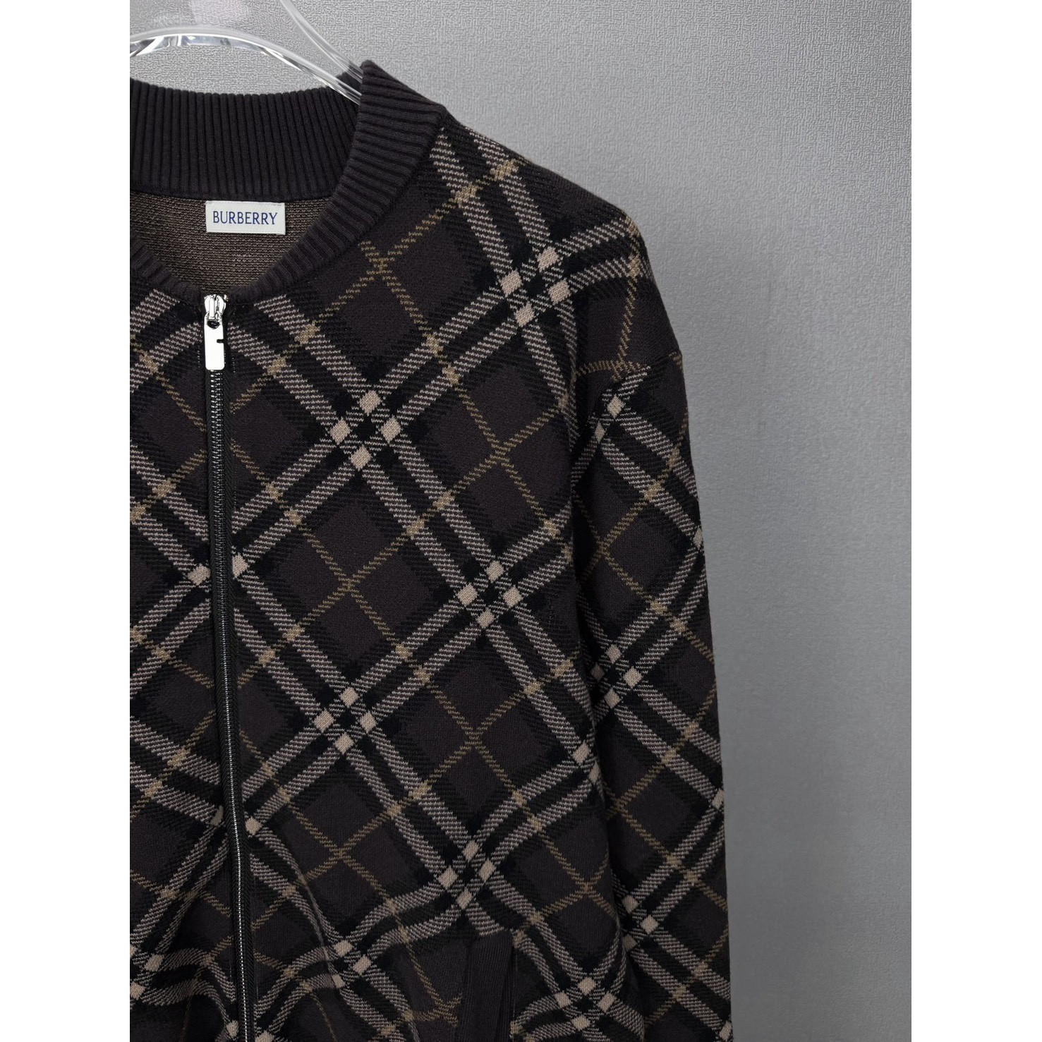 <p>BURBERRY 菱形格嵌花情侣款拉链针织开衫外套(棕色)</p>