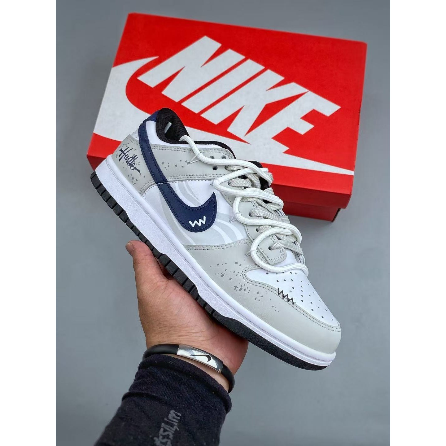 <p>NIKE DUNK LOW RETRO 联名款低帮休闲运动板鞋(白灰藍)</p>