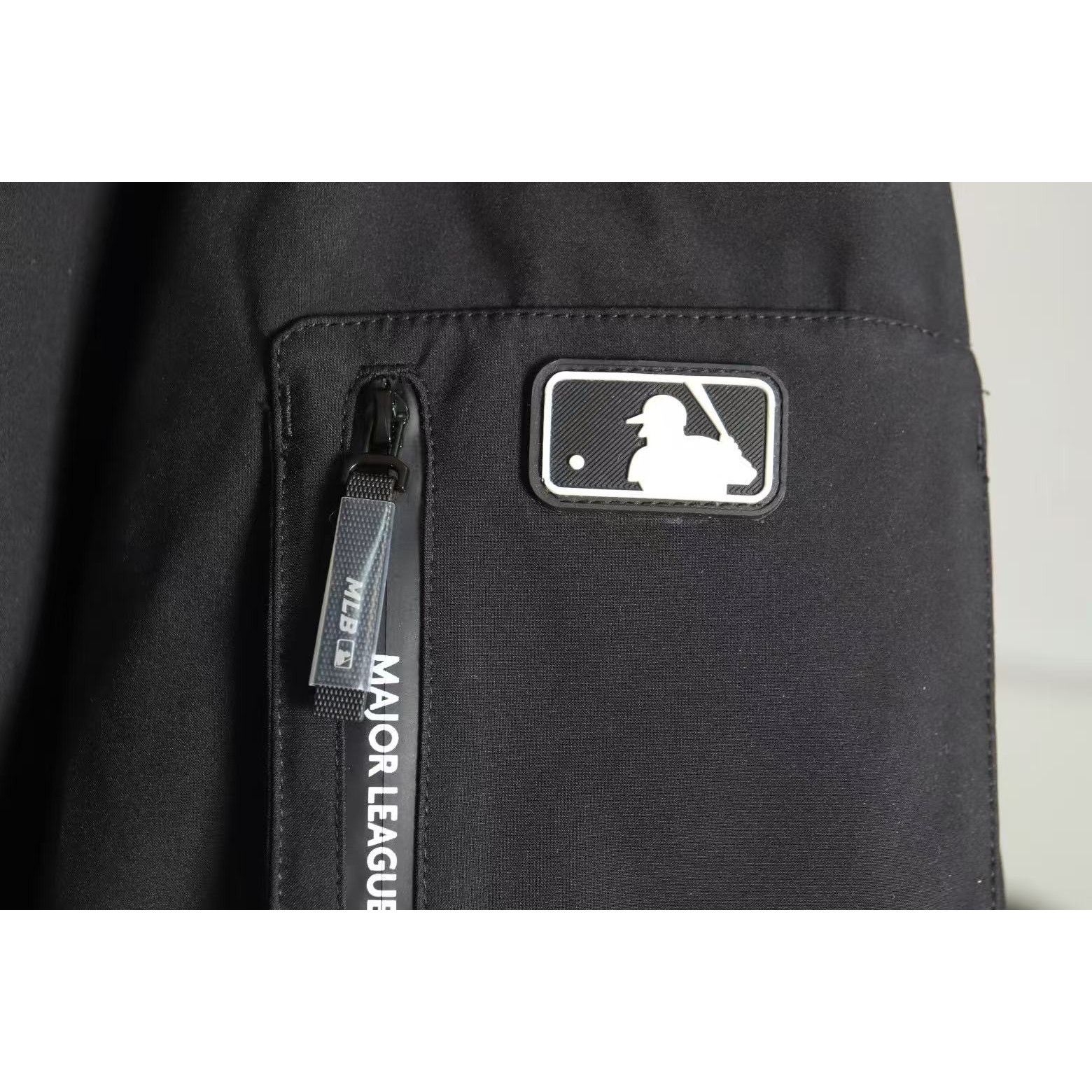 <p>MLB 工装大毛领羽绒服(黑)</p>