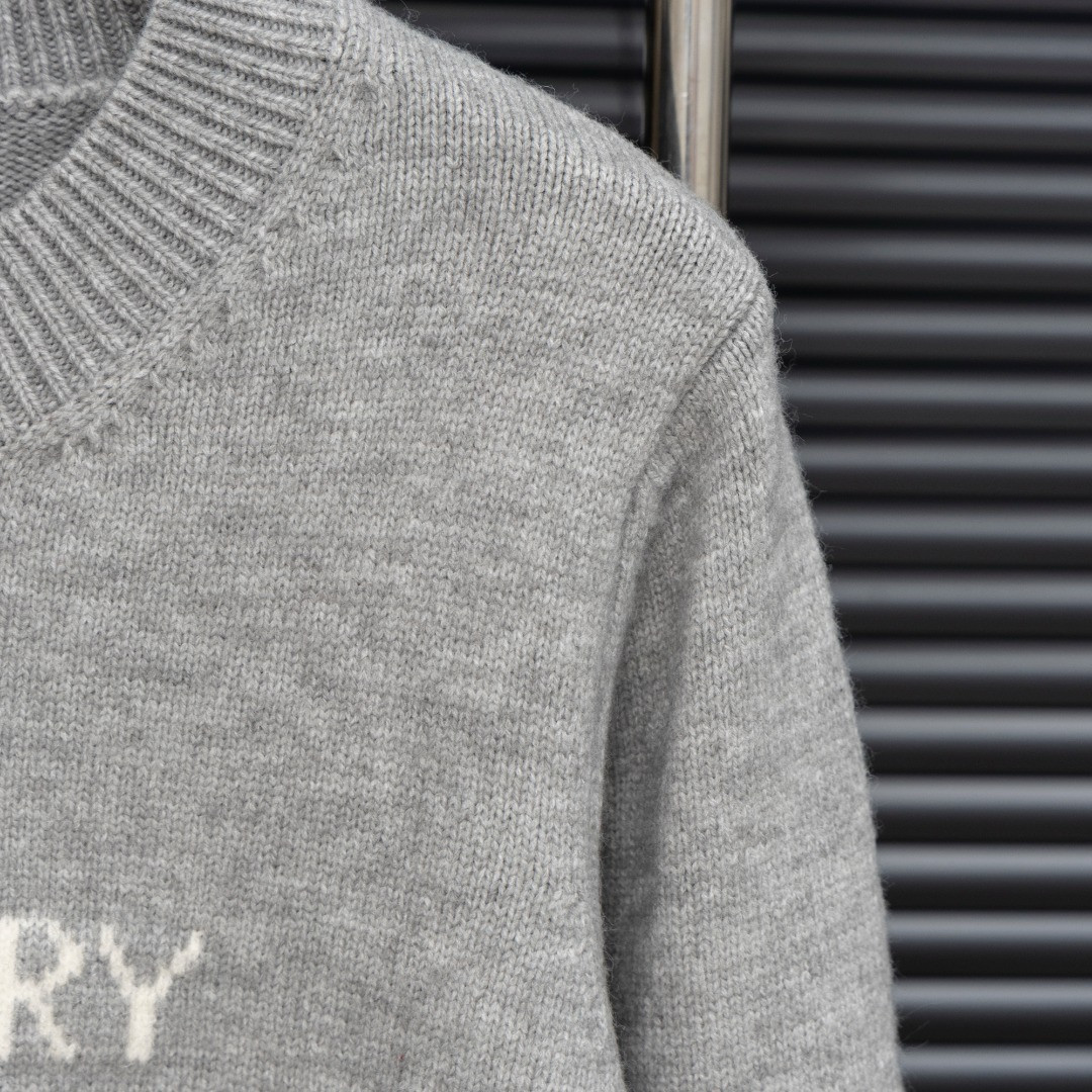 <p>BURBERRY&nbsp;战马 LOGO长袖毛衣(灰)</p>