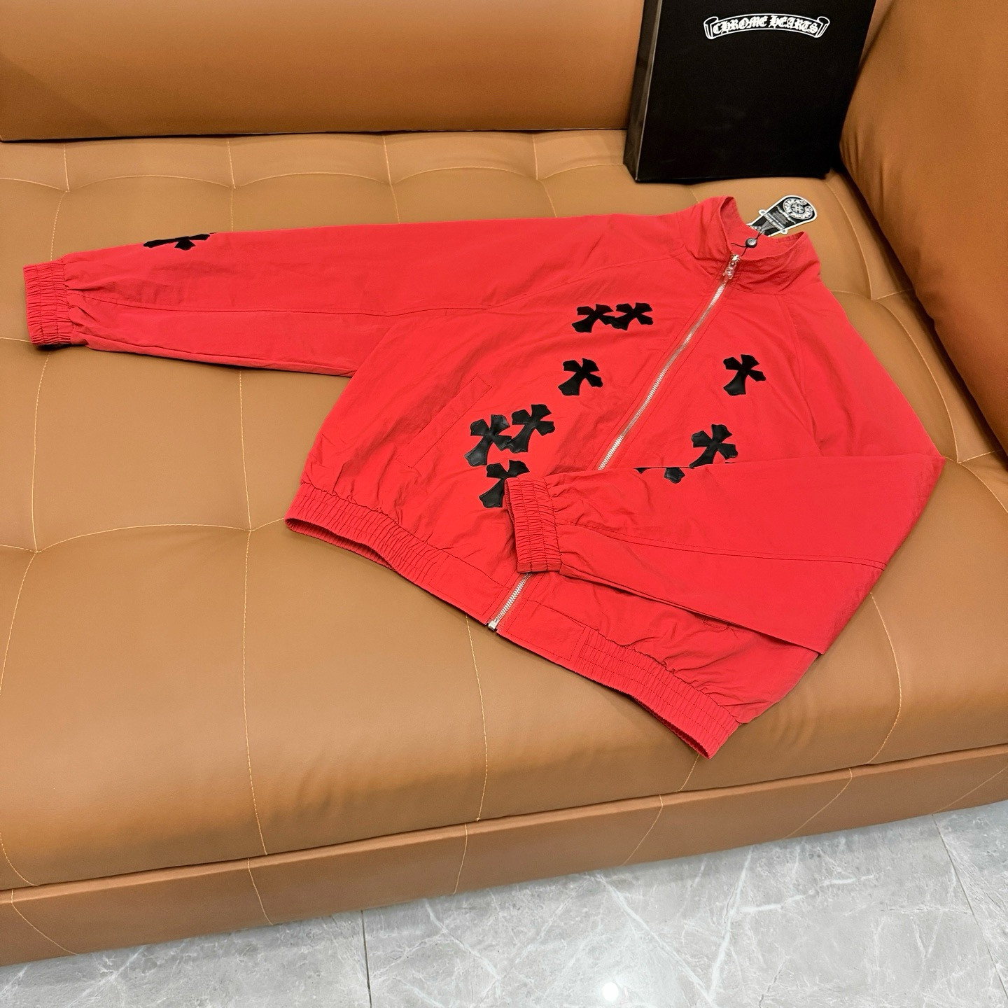 <p>CHROME HEARTS 五金拉链外套(紅)</p>