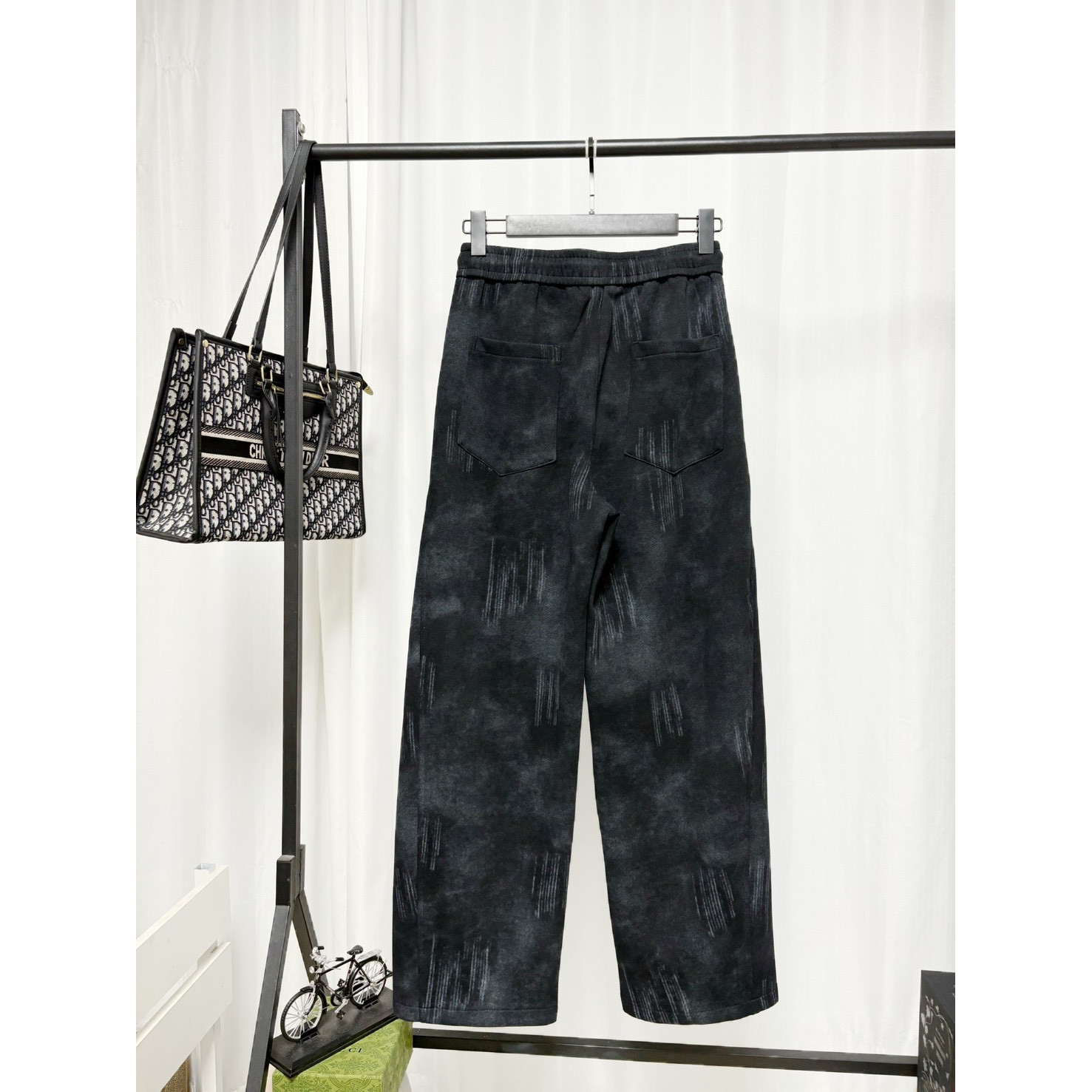 <p>Balenciaga 休闲长裤(黑)</p>
