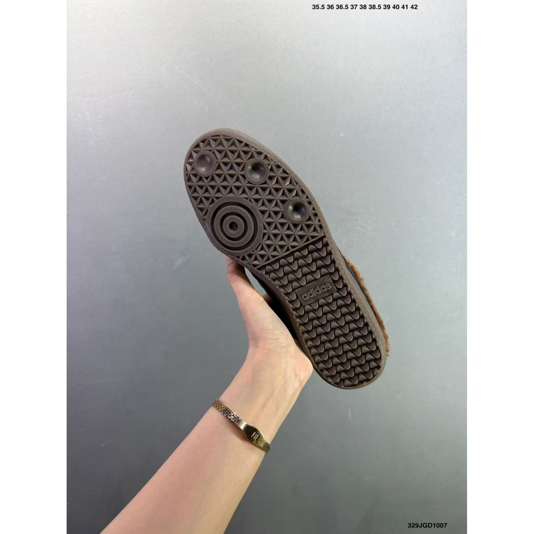 <p>Adidas Originals Samba OG Mule 休闲拖鞋(黑)</p>