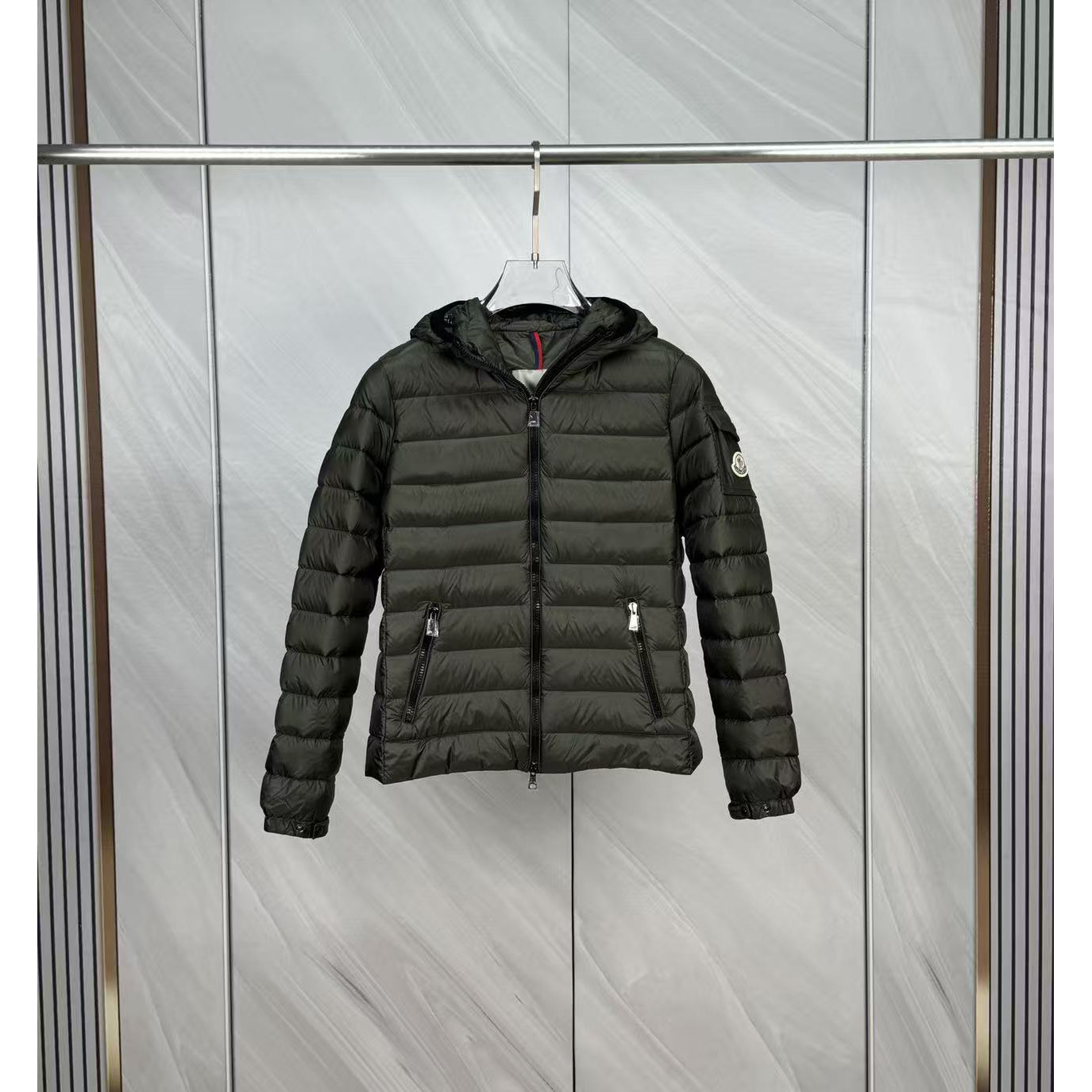 <p>Moncler Bles系列羽绒服(軍綠)</p>