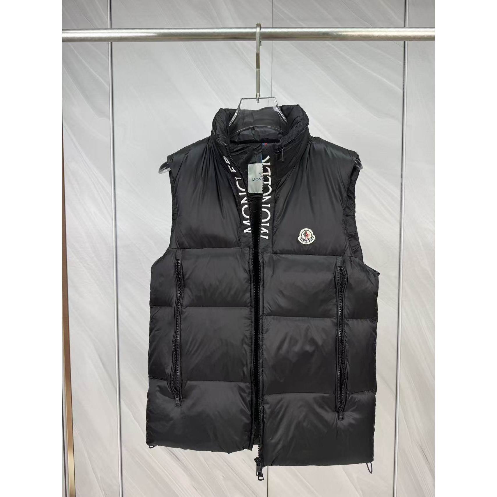 <p>Moncler 男士Semeru马甲背心(黑)</p>