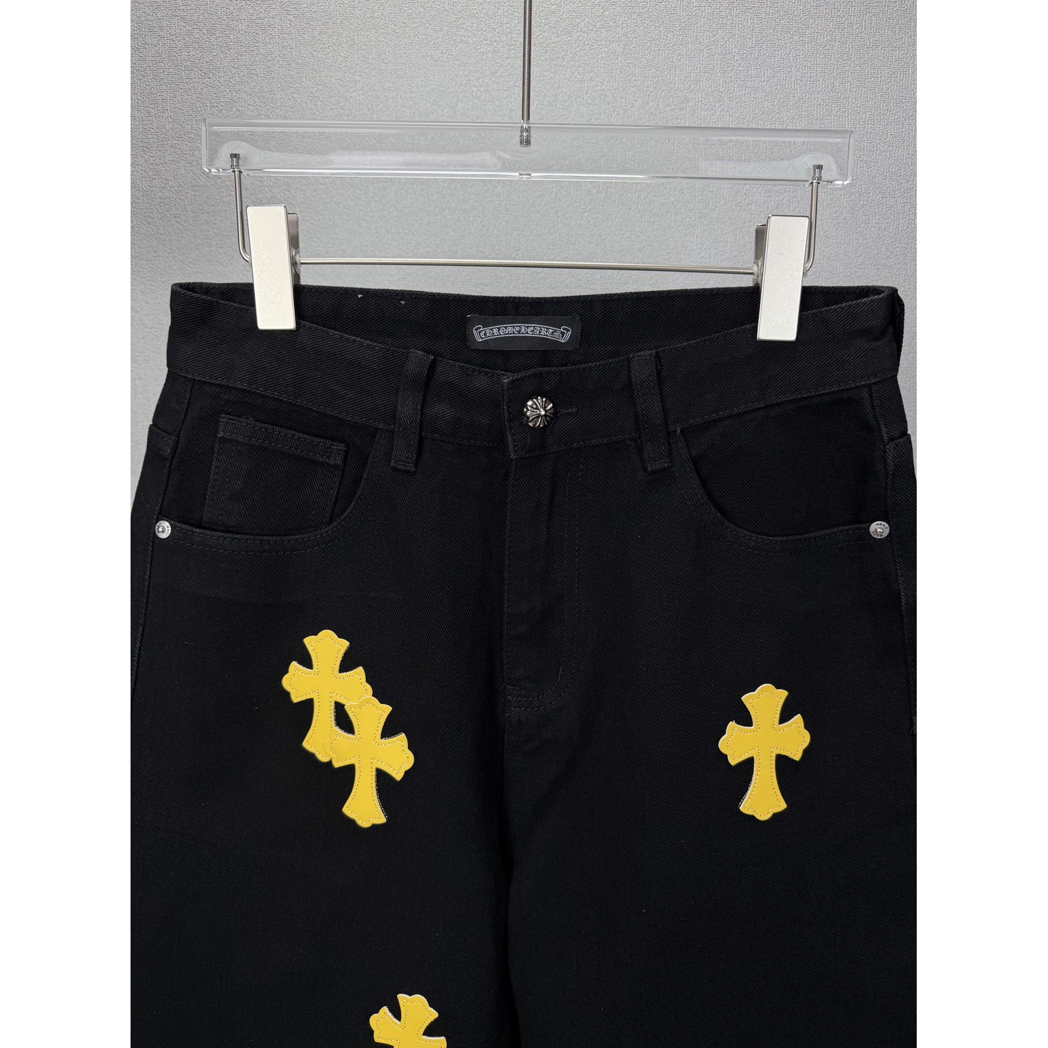 <p>CHROME HEARTS&nbsp;黄色十字架牛仔裤</p>