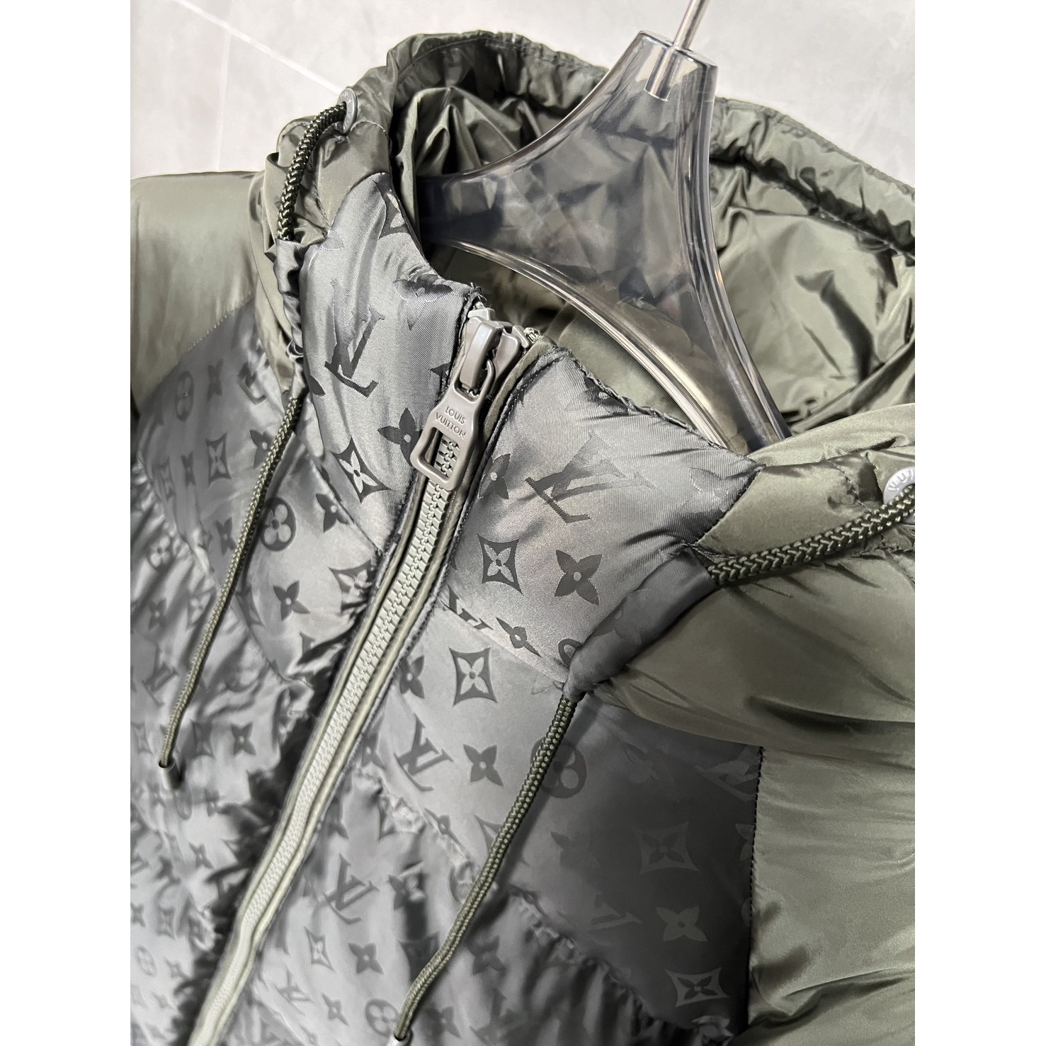 <p>LV&nbsp;时尚连帽老花满纹印花羽绒服(綠)</p>