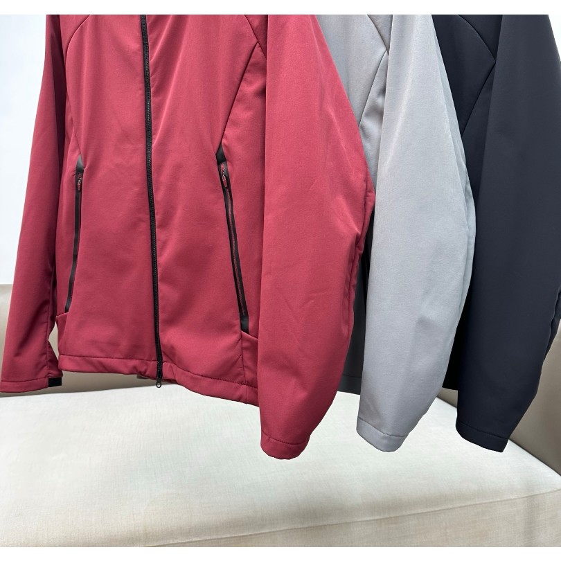 <p>DESCENTE TRAINING 系列男士防潑水梭織加絨連帽外套(炭灰)</p>