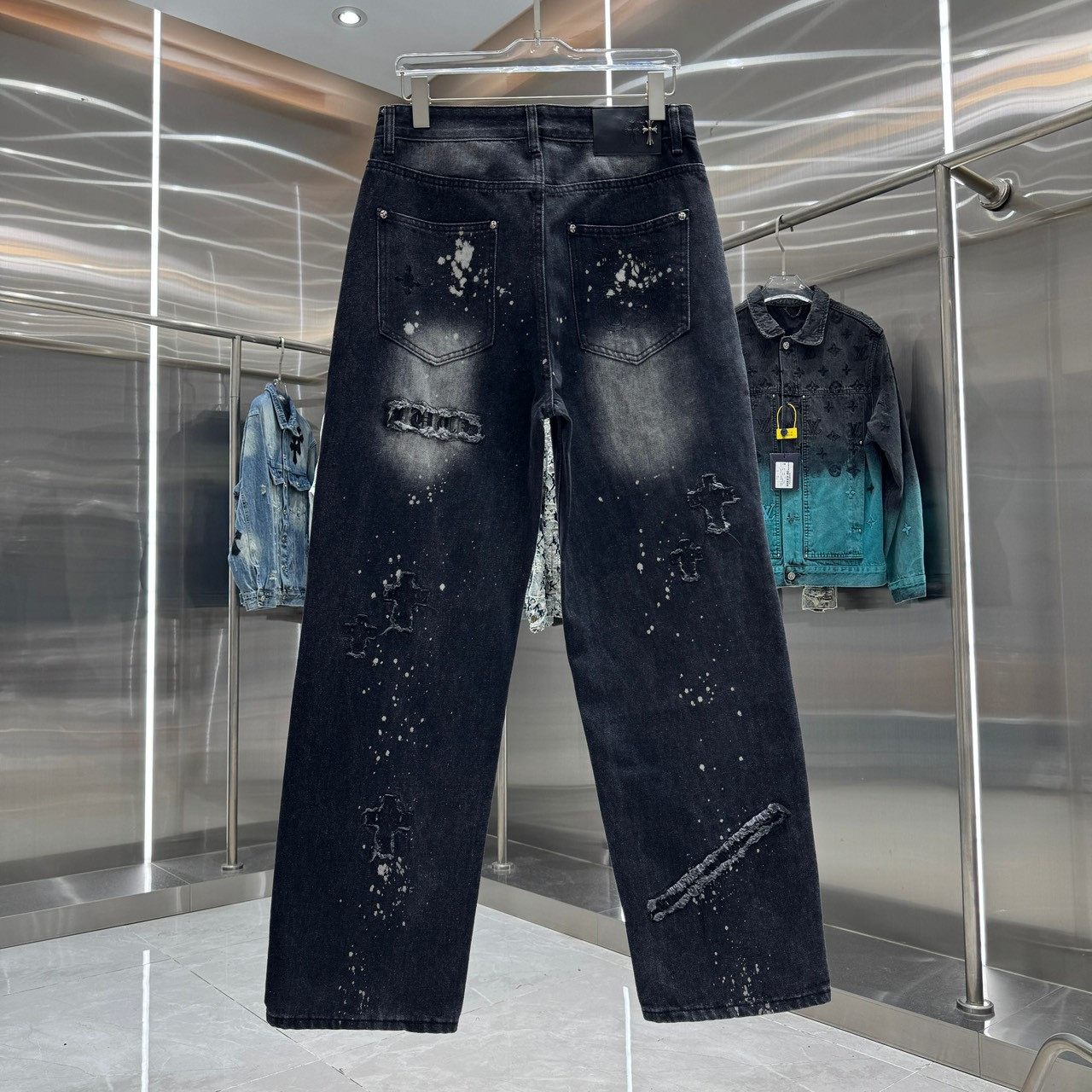 <p>CHROME HEARTS 十字架磨破牛仔裤(黑)</p>